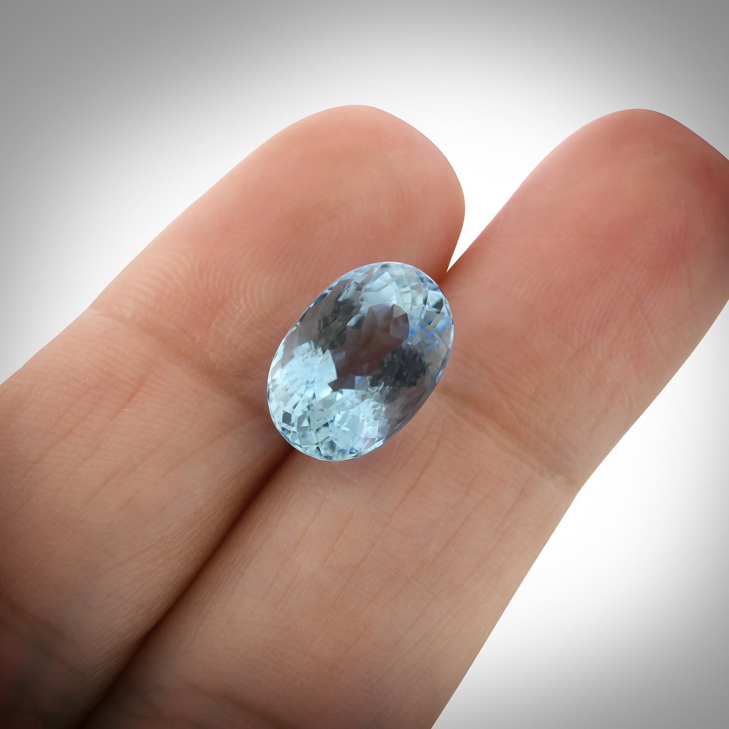 4,58 Karat blauer brasilianischer ovaler Aquamarin