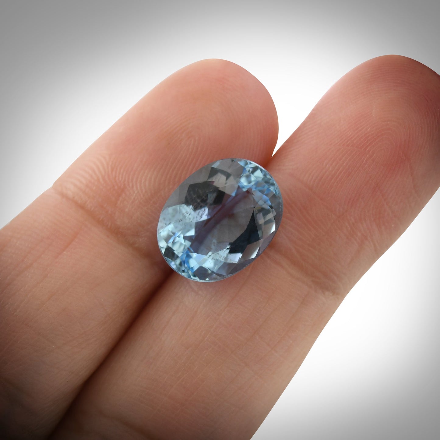 4,38 Karat blauer brasilianischer ovaler Aquamarin