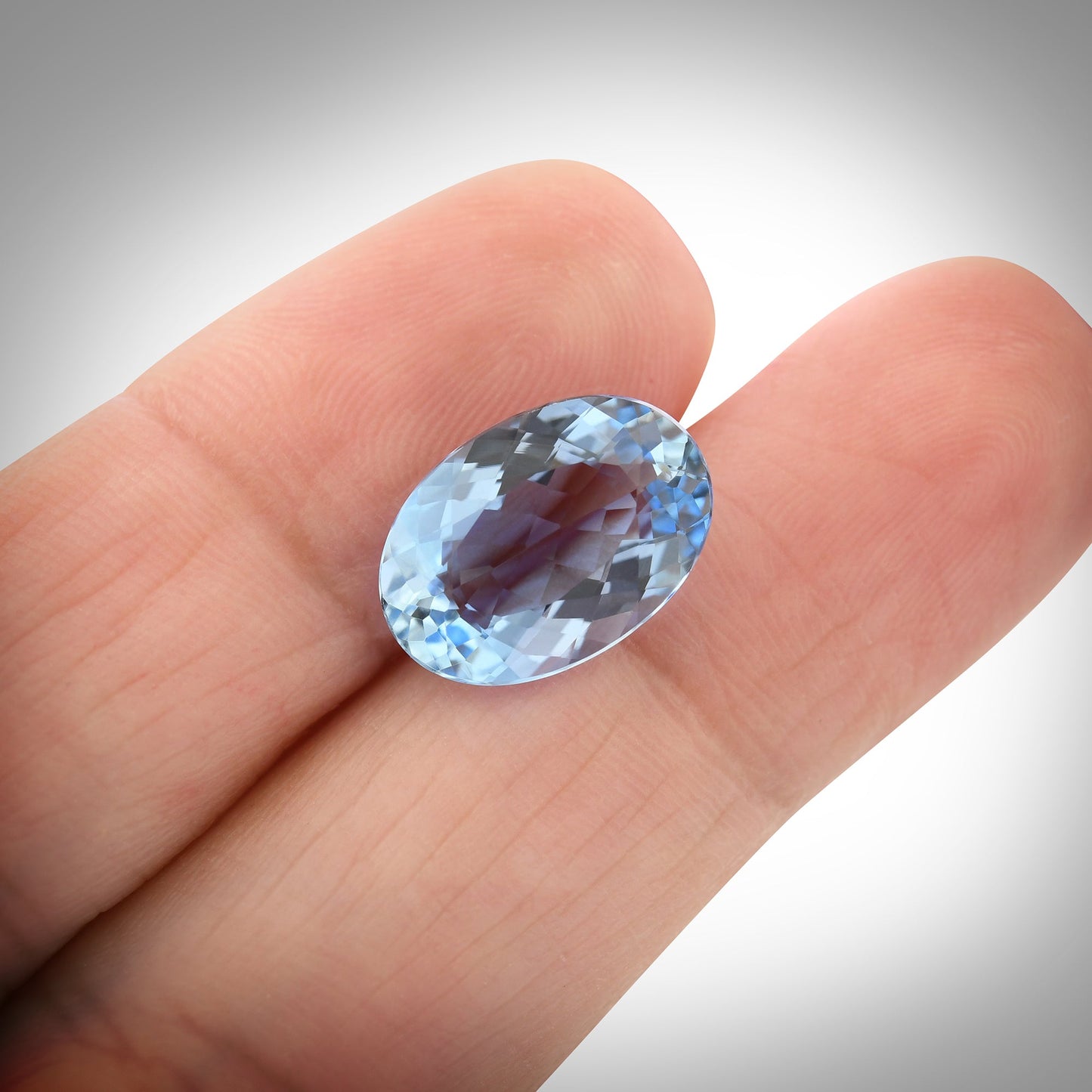 4,30 Karat blauer brasilianischer ovaler Aquamarin