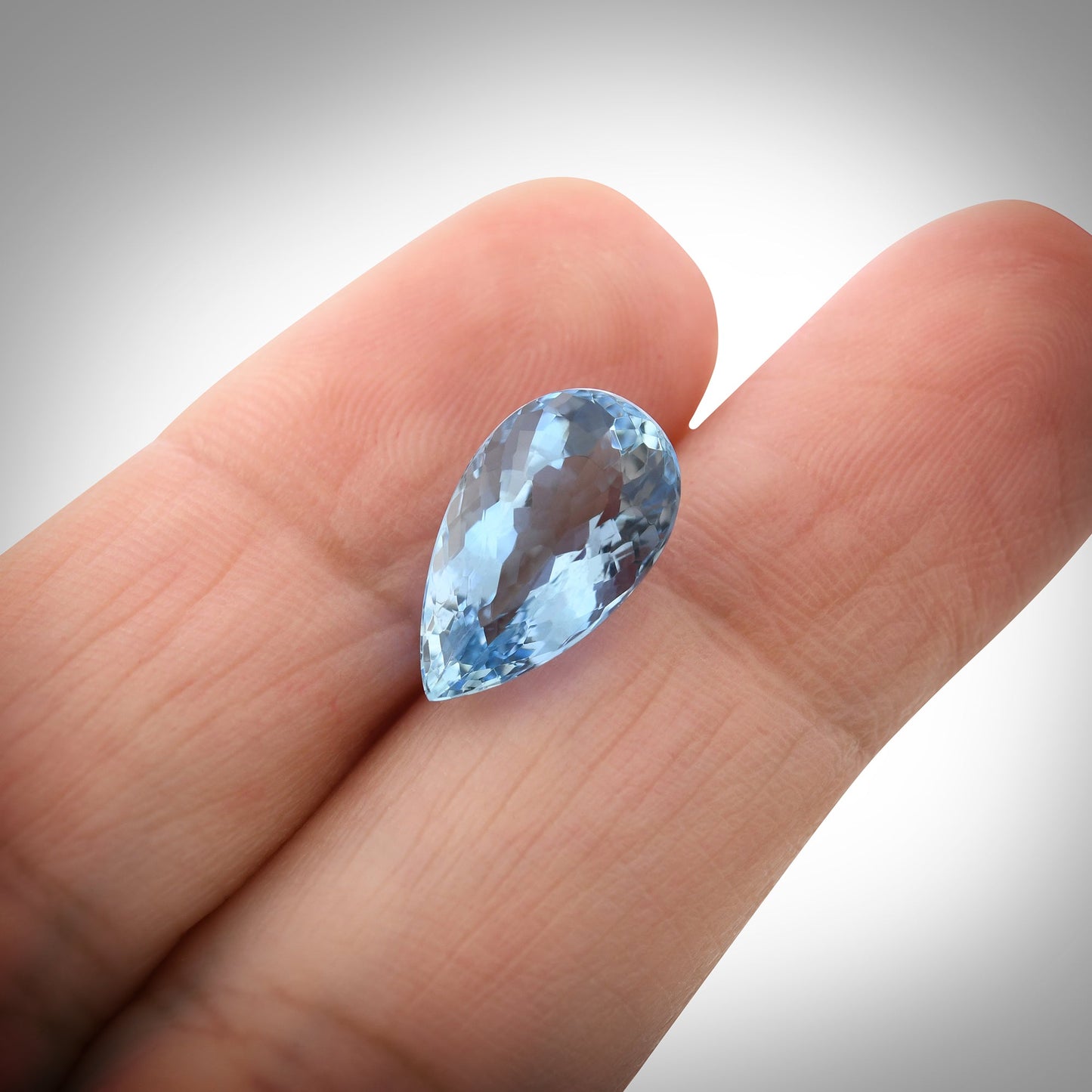 3,71 Karat blauer brasilianischer Birnen-Aquamarin
