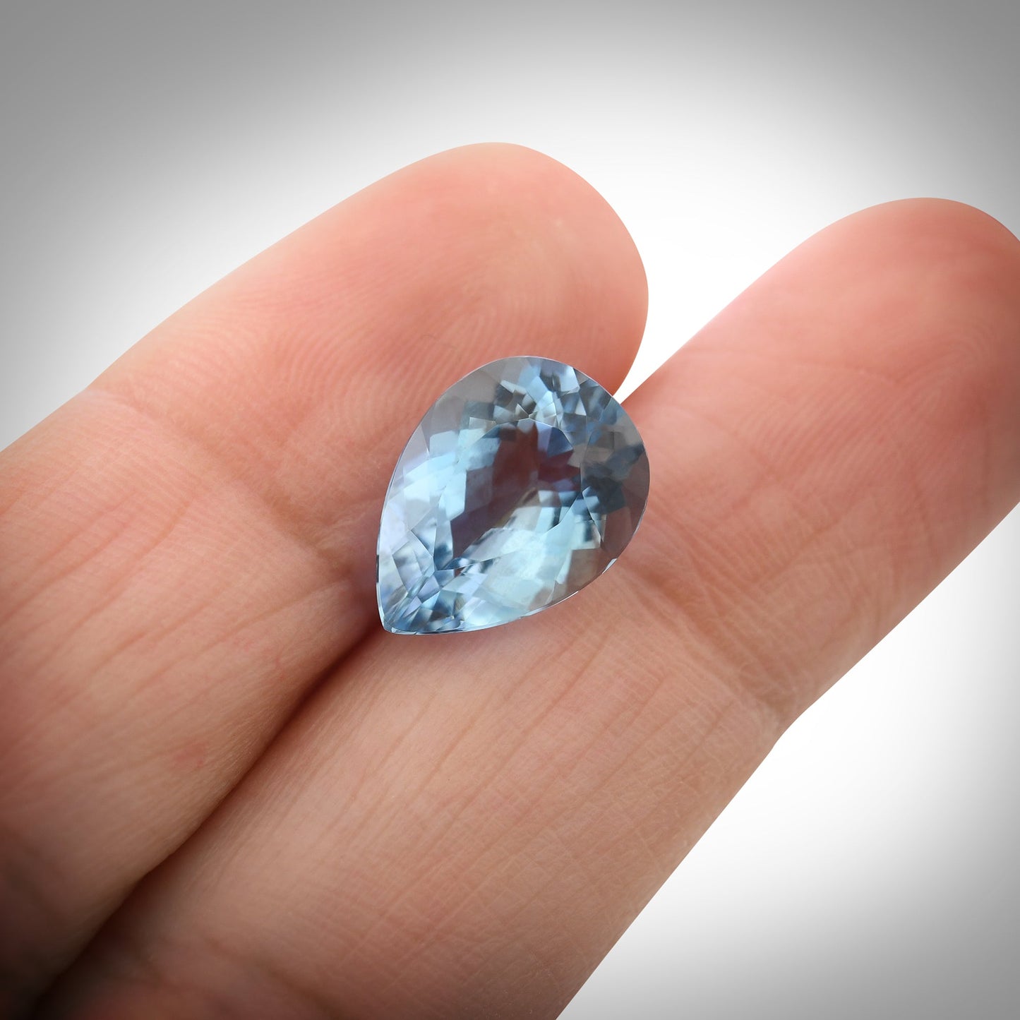 3,55 Karat blauer brasilianischer Birnen-Aquamarin