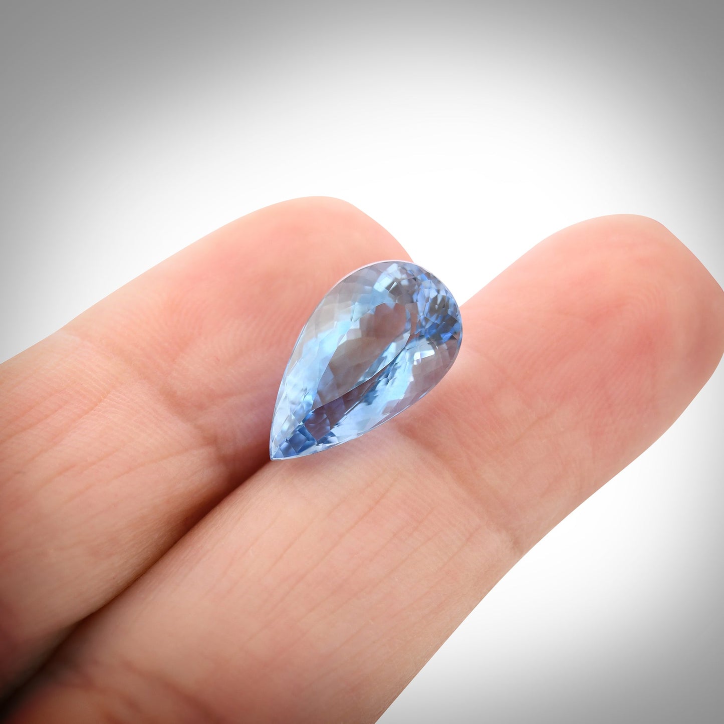 4,88 Karat blauer brasilianischer Birnen-Aquamarin