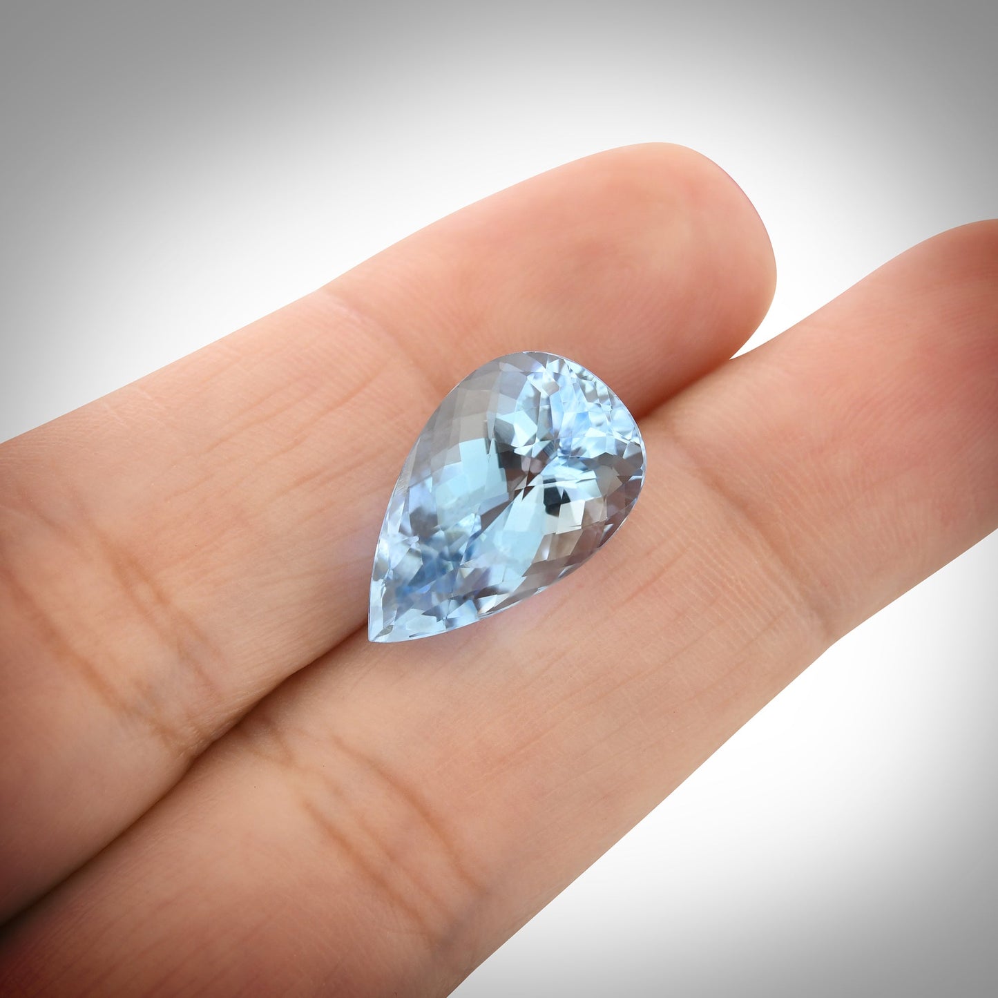 6,85 Karat blauer brasilianischer Birnen-Aquamarin