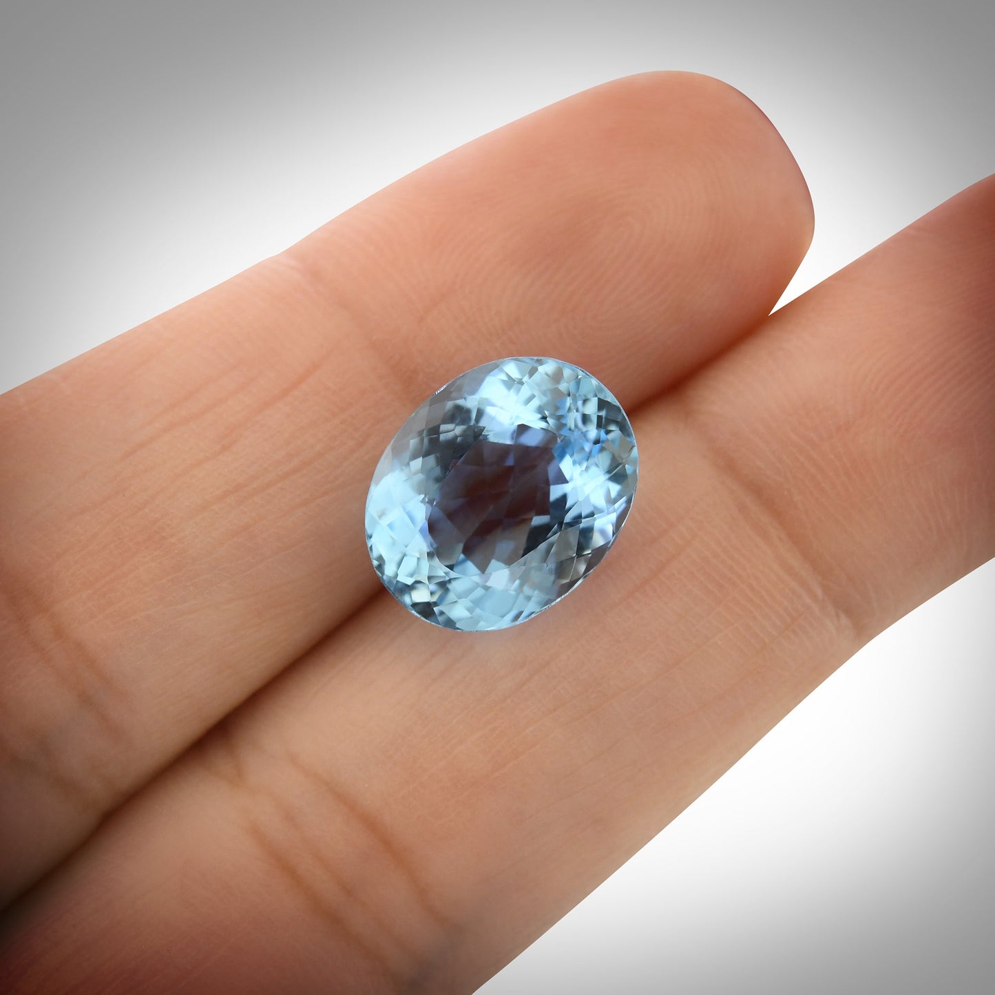 5,26 Karat blauer brasilianischer ovaler Aquamarin