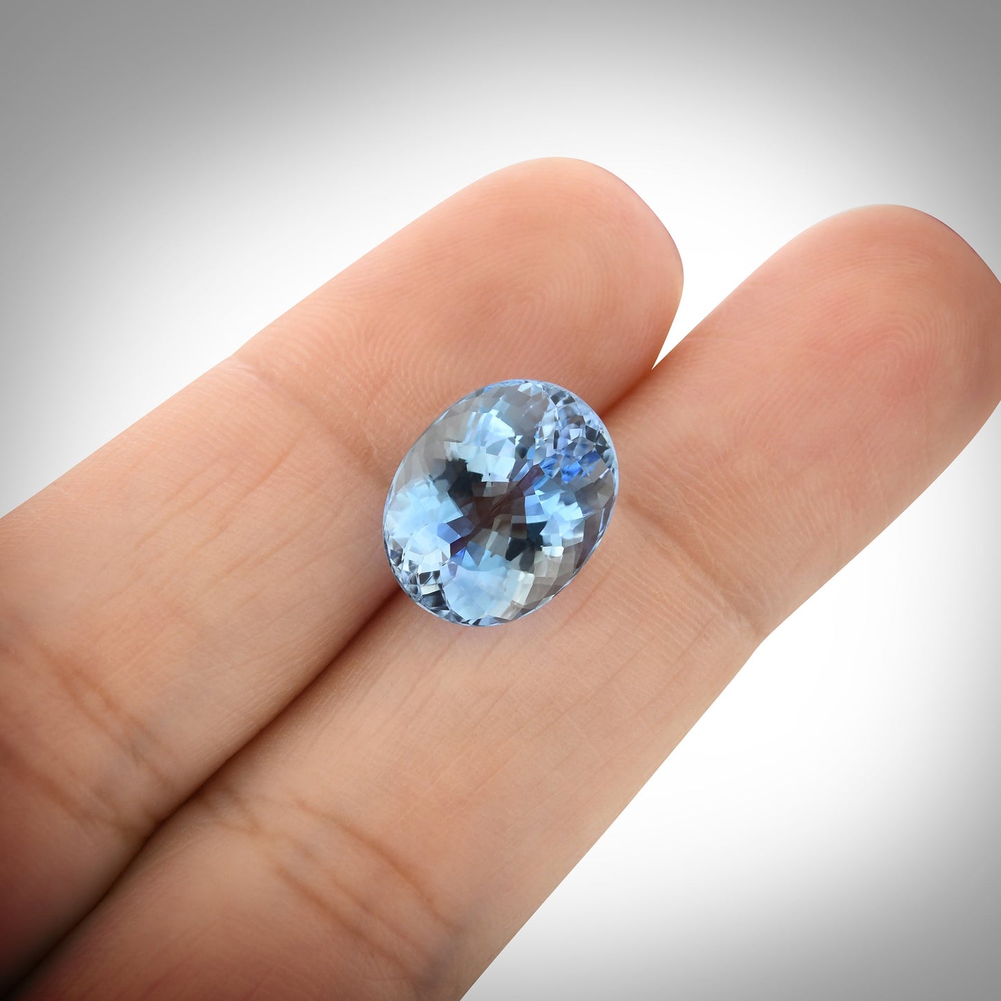 5,55 Karat blauer brasilianischer ovaler Aquamarin