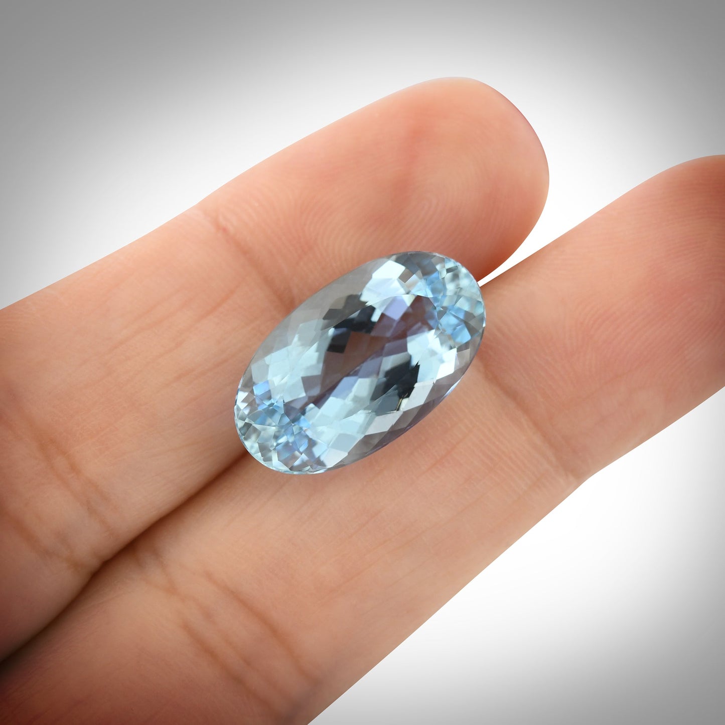 8,06 Karat blauer brasilianischer ovaler Aquamarin