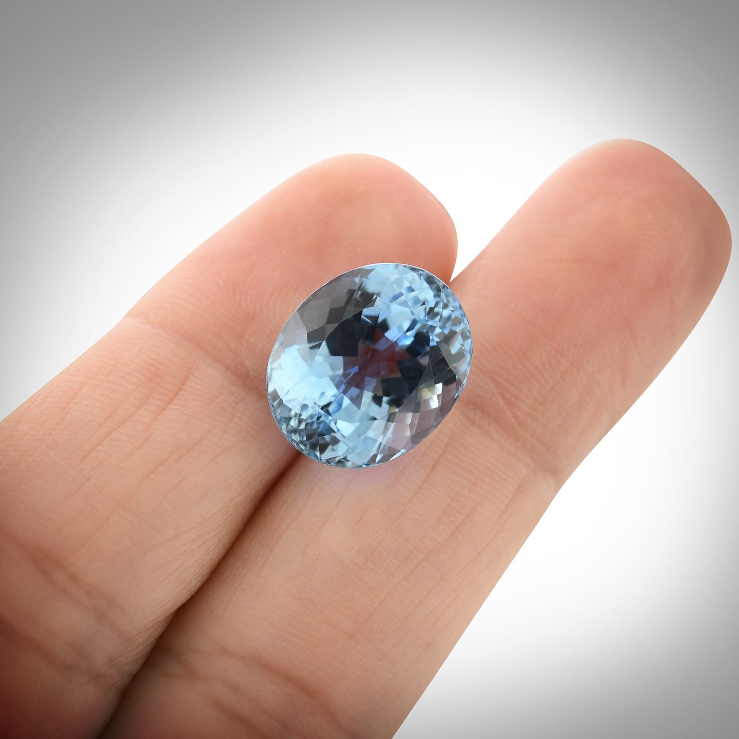8,28 Karat blauer brasilianischer ovaler Aquamarin