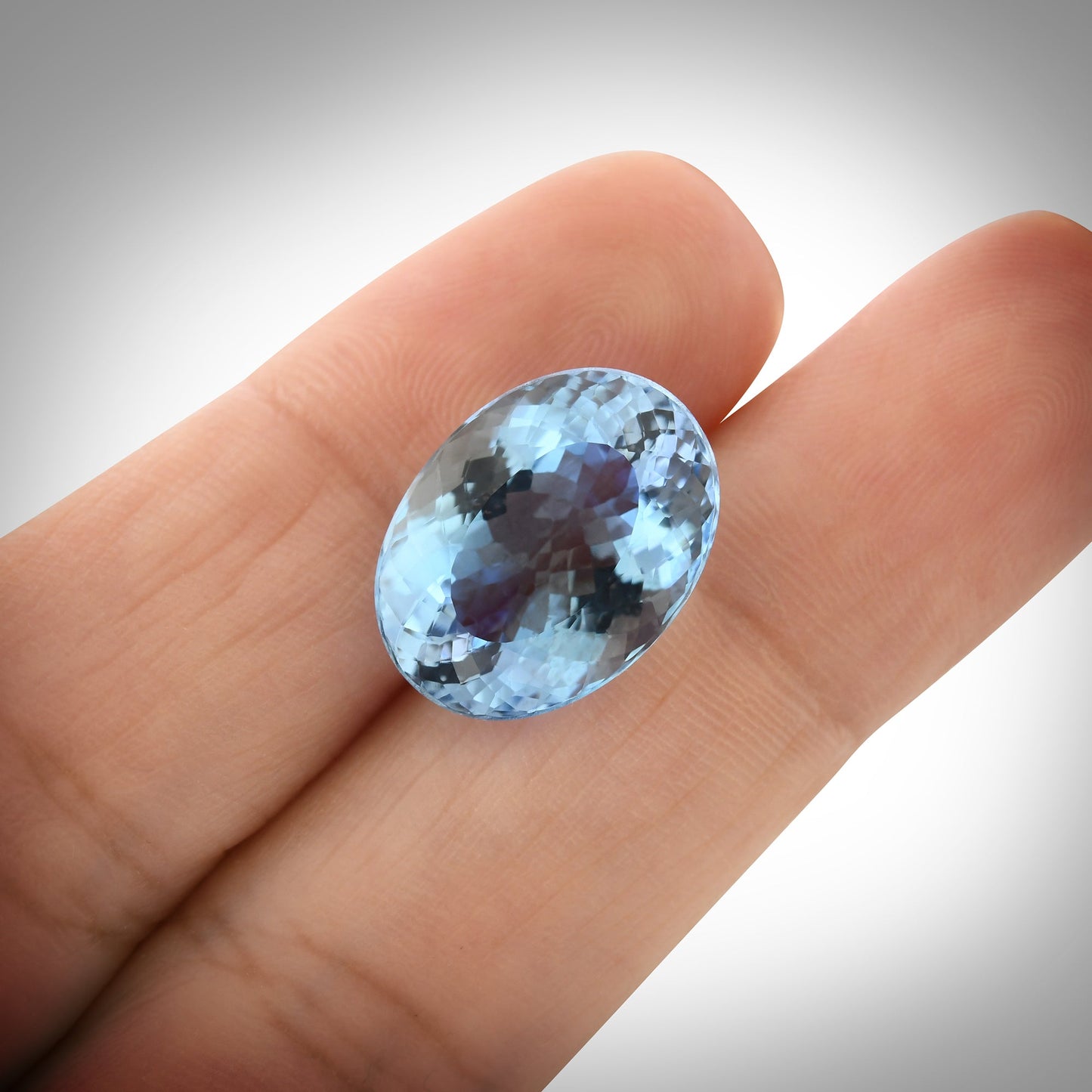 8,73 Karat blauer brasilianischer ovaler Aquamarin