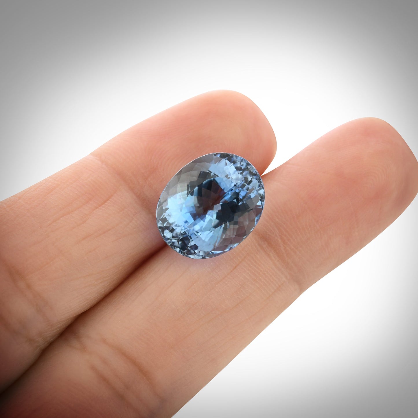 7,27 Karat blauer brasilianischer ovaler Aquamarin