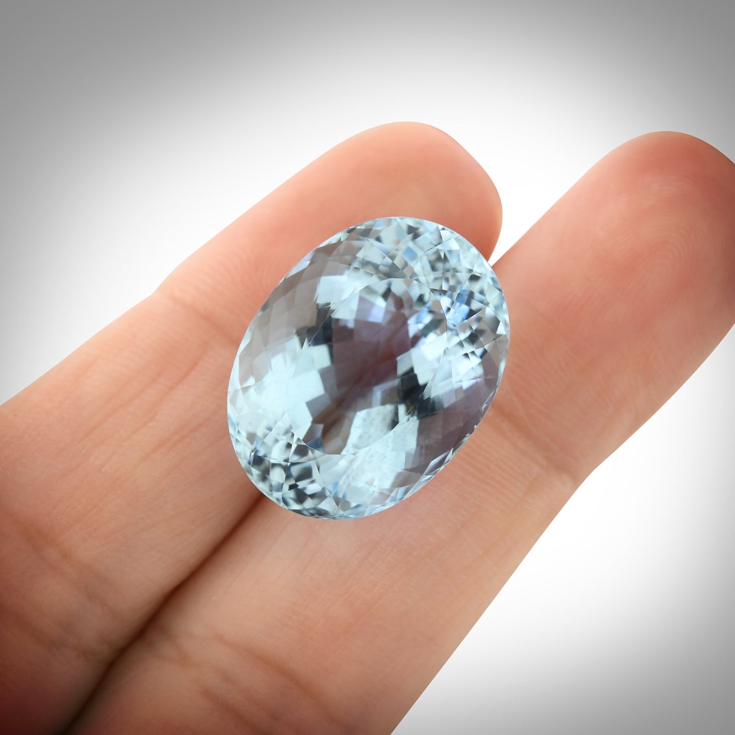 19,96 Karat blauer brasilianischer ovaler Aquamarin