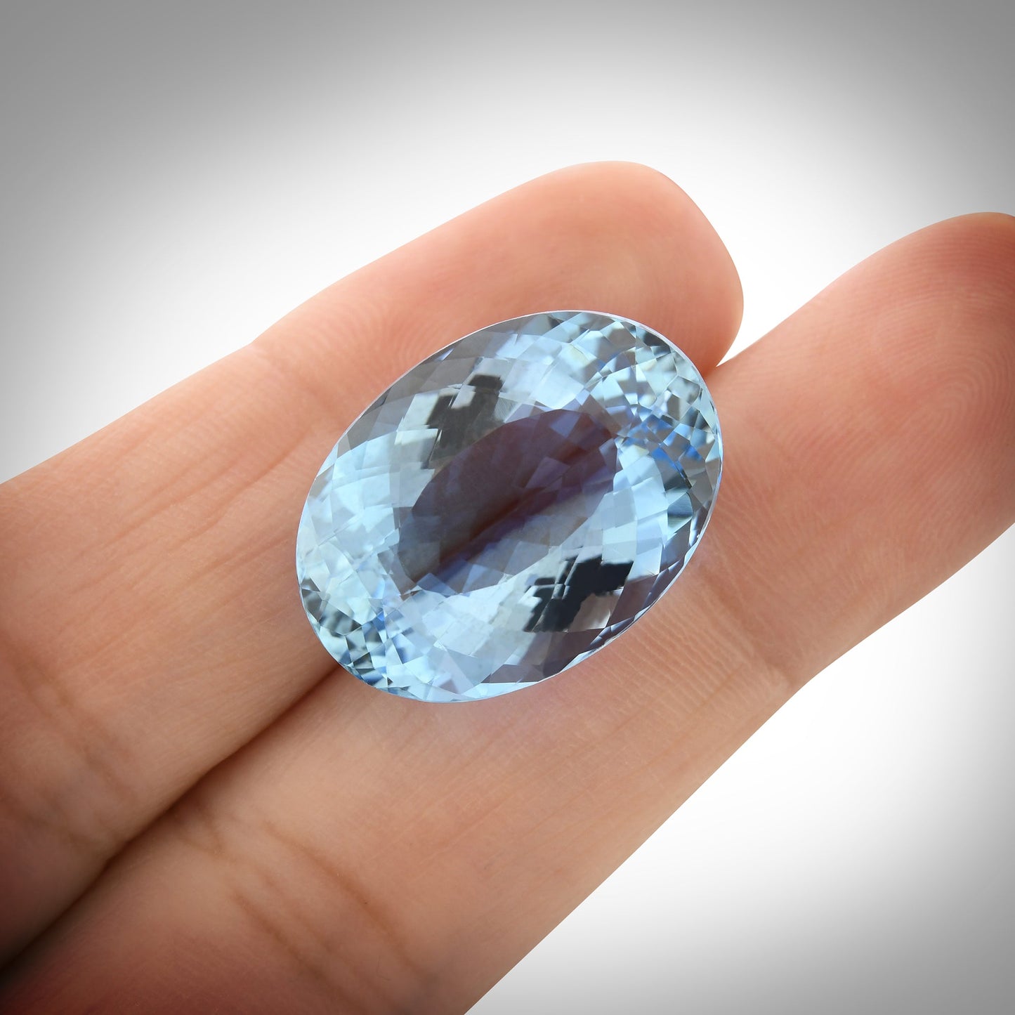 17,57 Karat blauer brasilianischer ovaler Aquamarin