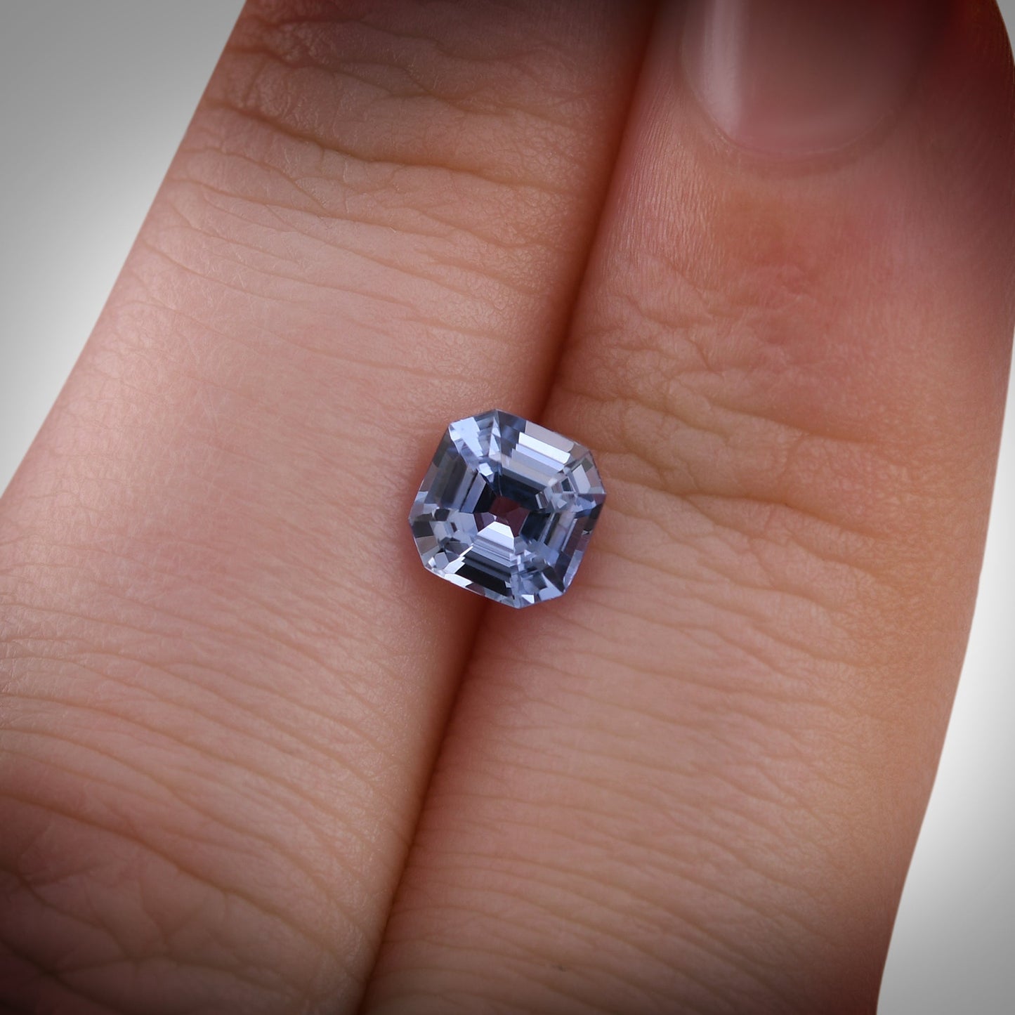 1,05 Karat blauer Smaragd-Saphir aus Sri Lanka