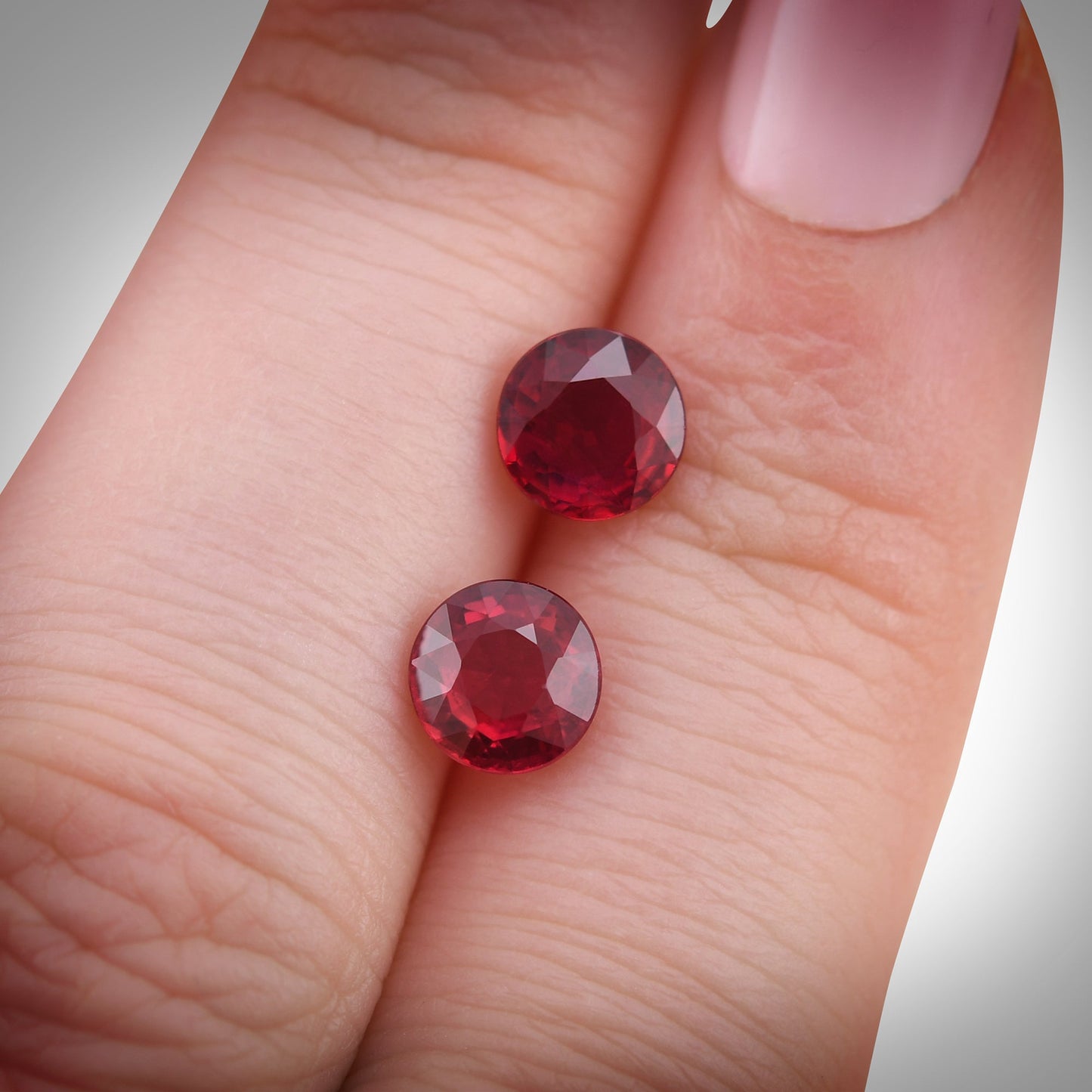 2,42 Karat roter runder Rubin aus Mosambik