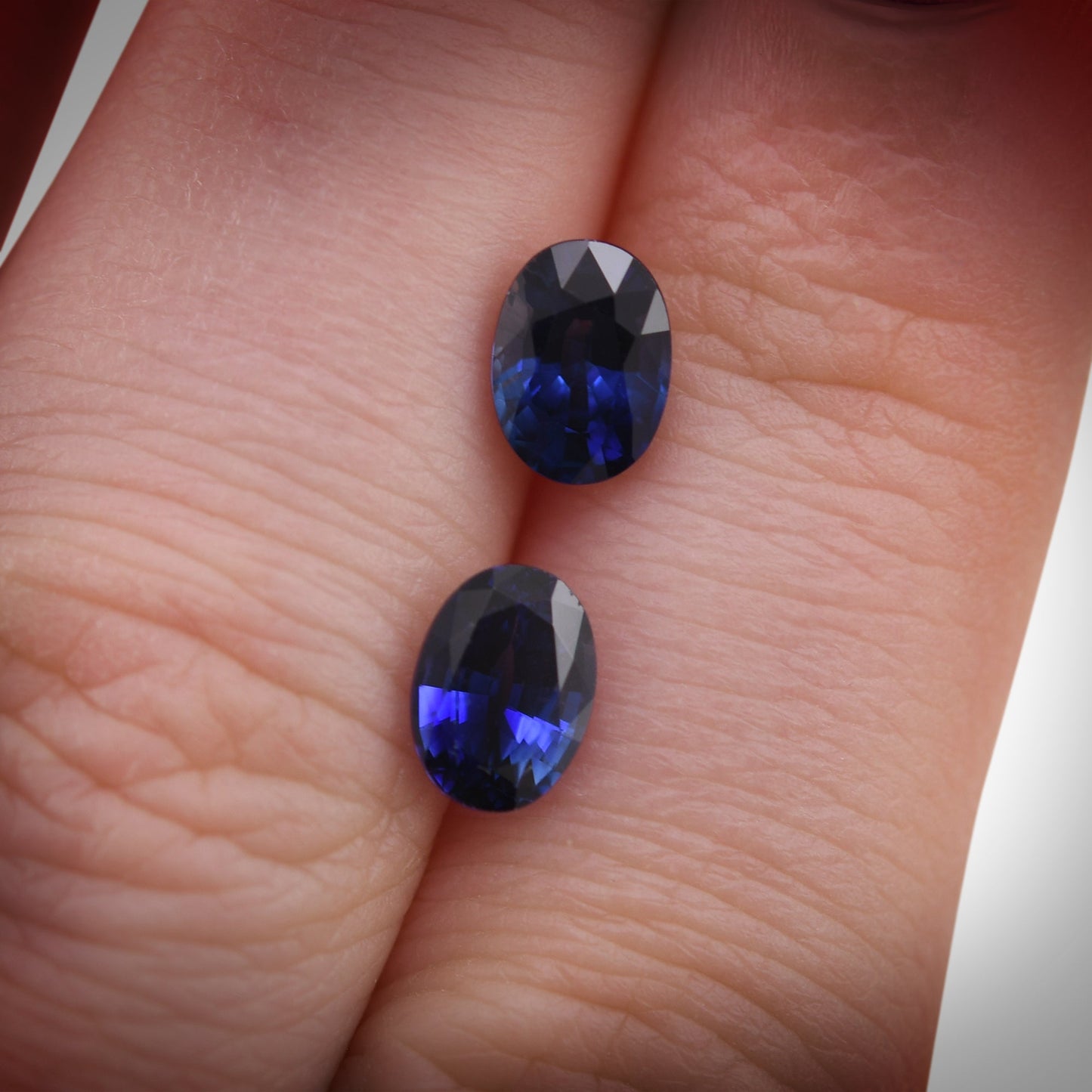 2,45 Karat blauer ovaler Saphir aus Sri Lanka