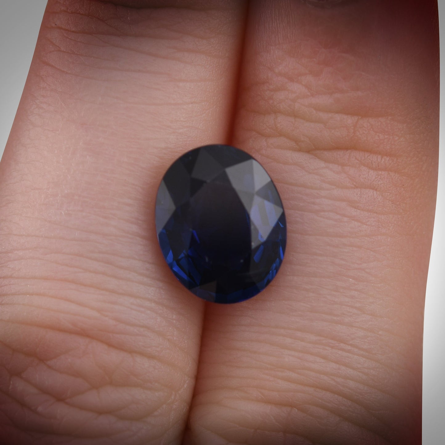 5,04 Karat blauer ovaler MADAGASCAR-Saphir AGL
