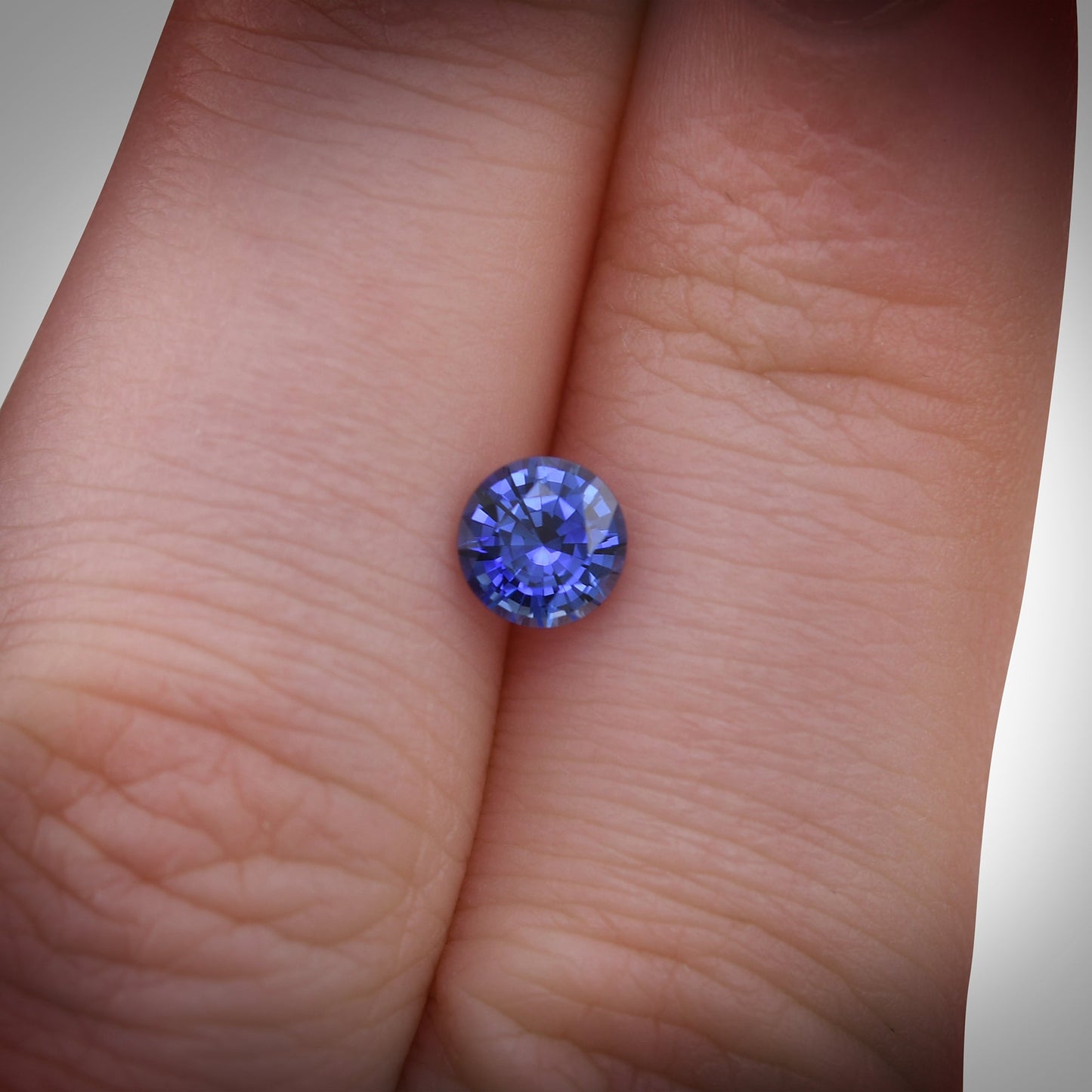 0,70 Karat blauer runder Saphir aus Sri Lanka