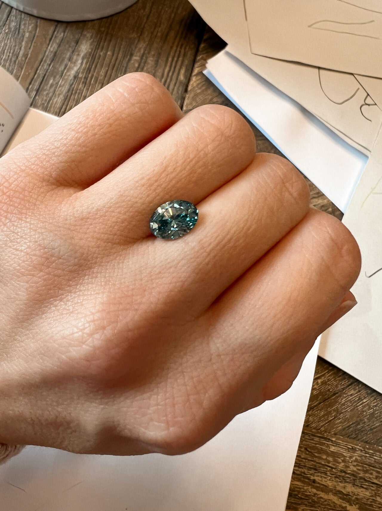 Wir bei Designer Diamonds haben nicht nur eine riesige Auswahl an vorhandene Schmuckstücken, wir designen auch dein neues Traumschmuckstück ganz nach deinen Wünschen. Auf dem Bild ist ein Aquamarin Edelstein zu sehen.