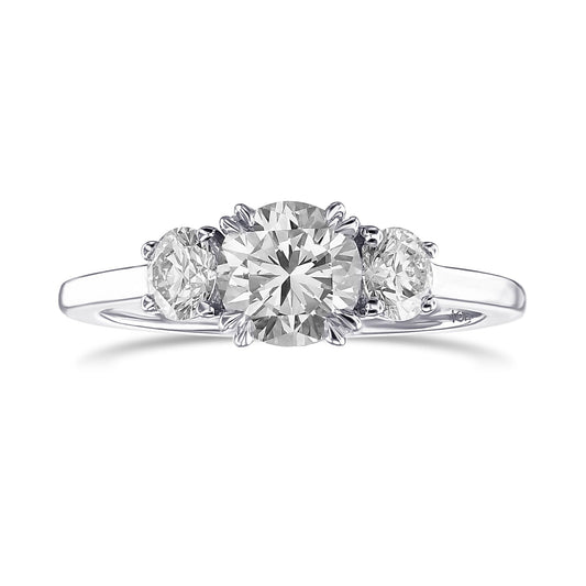 Dreisteiniger Verlobungsring mit rundem weißen Diamanten