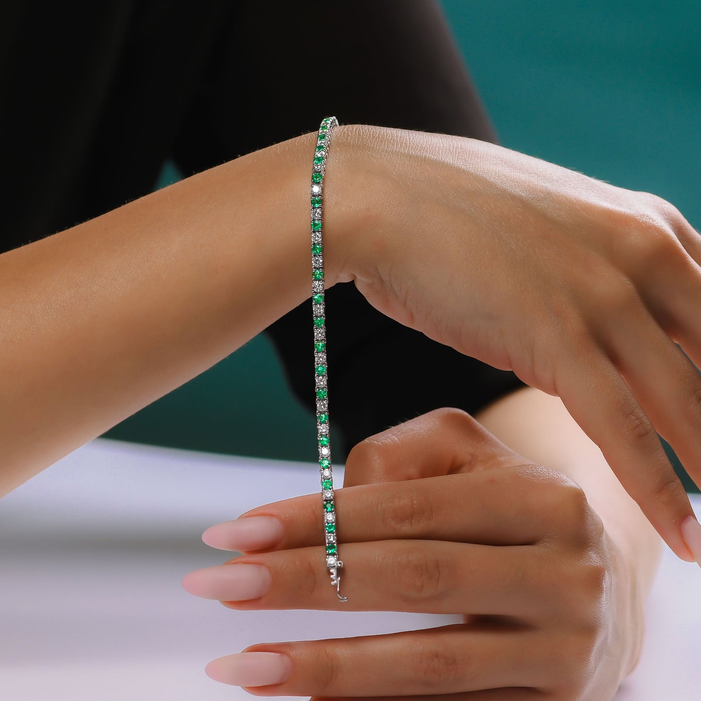 Tennisarmband mit grünen Smaragden und Diamanten