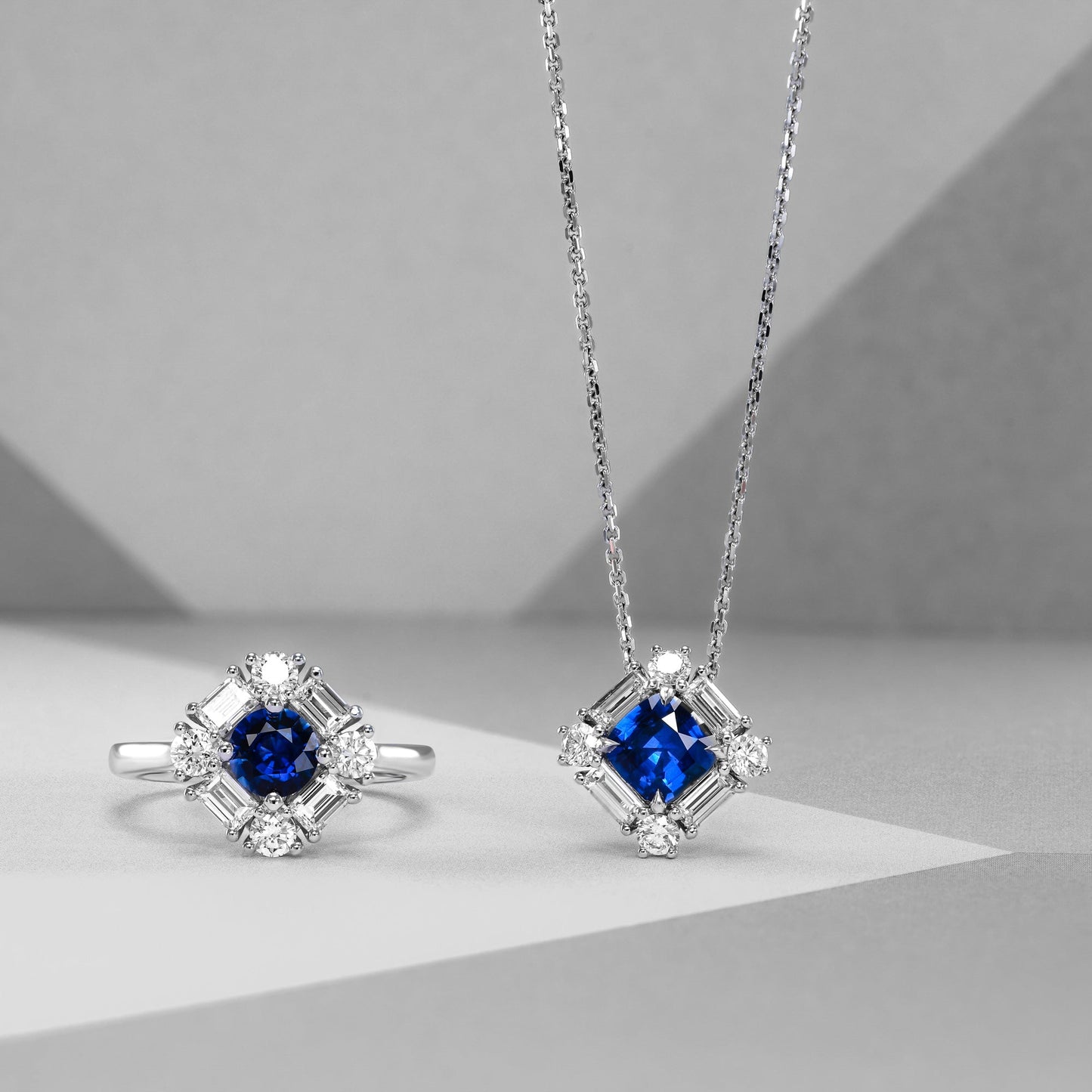 Runder blauer Saphir und Diamant-Halo-Ring