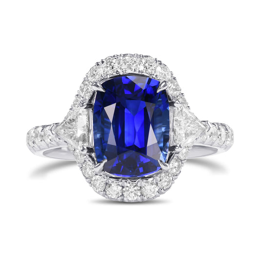 Ring mit königsblauem Kissen-Saphir und dreieckigem Diamant-Halo