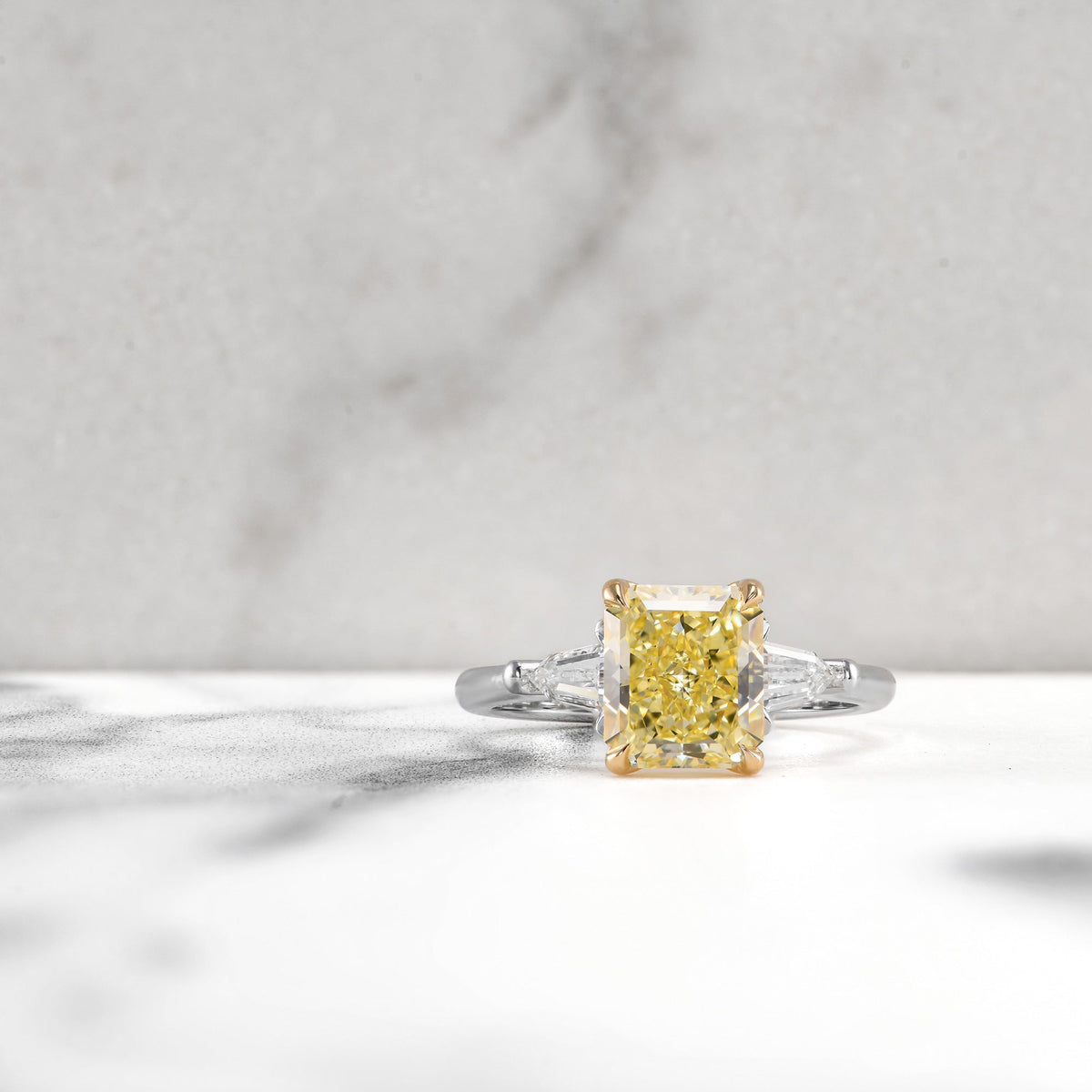 Ausgefallener gelber strahlender Dreistein-Diamantring