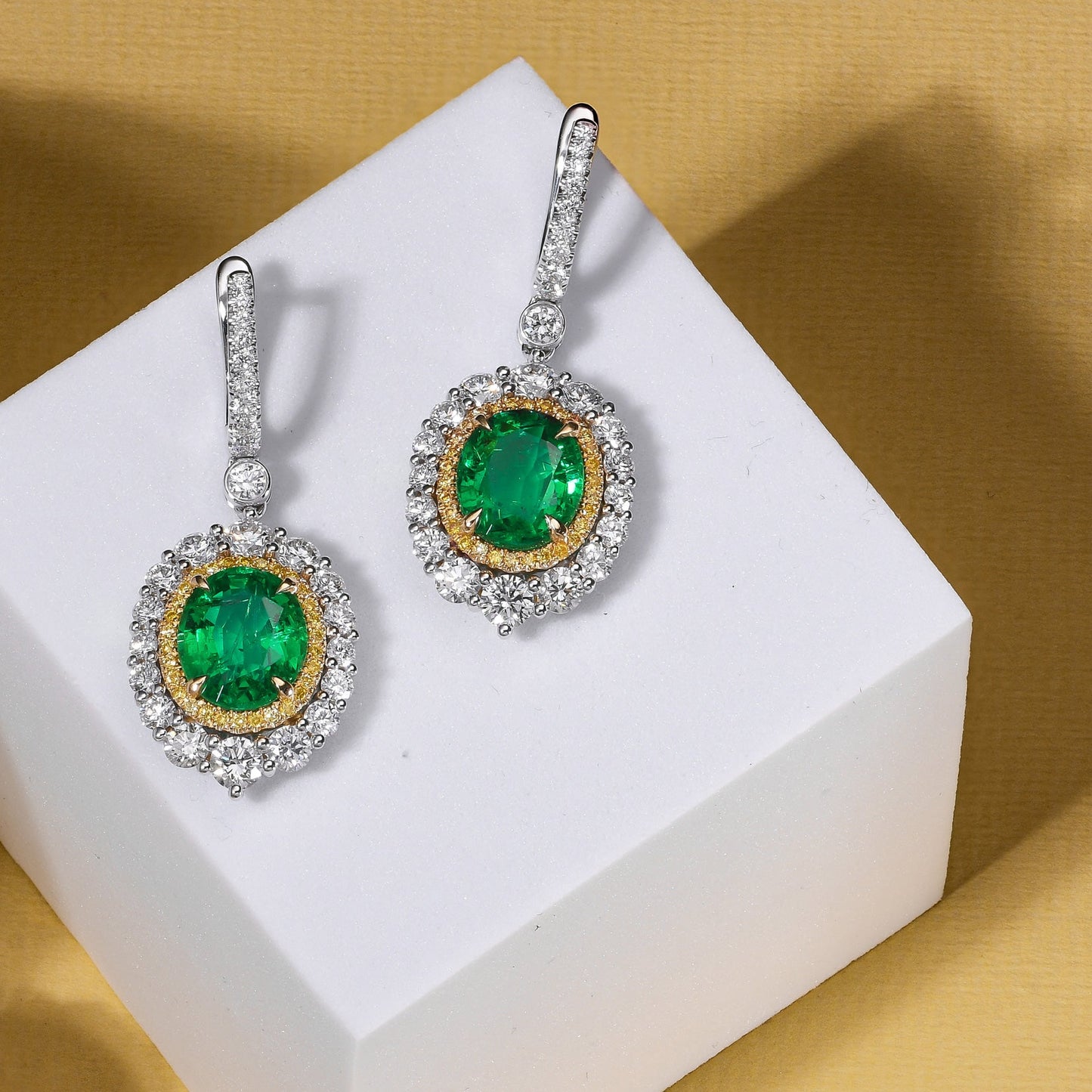 Ovale Ohrringe mit Smaragd- und Diamant-Doppelhalo