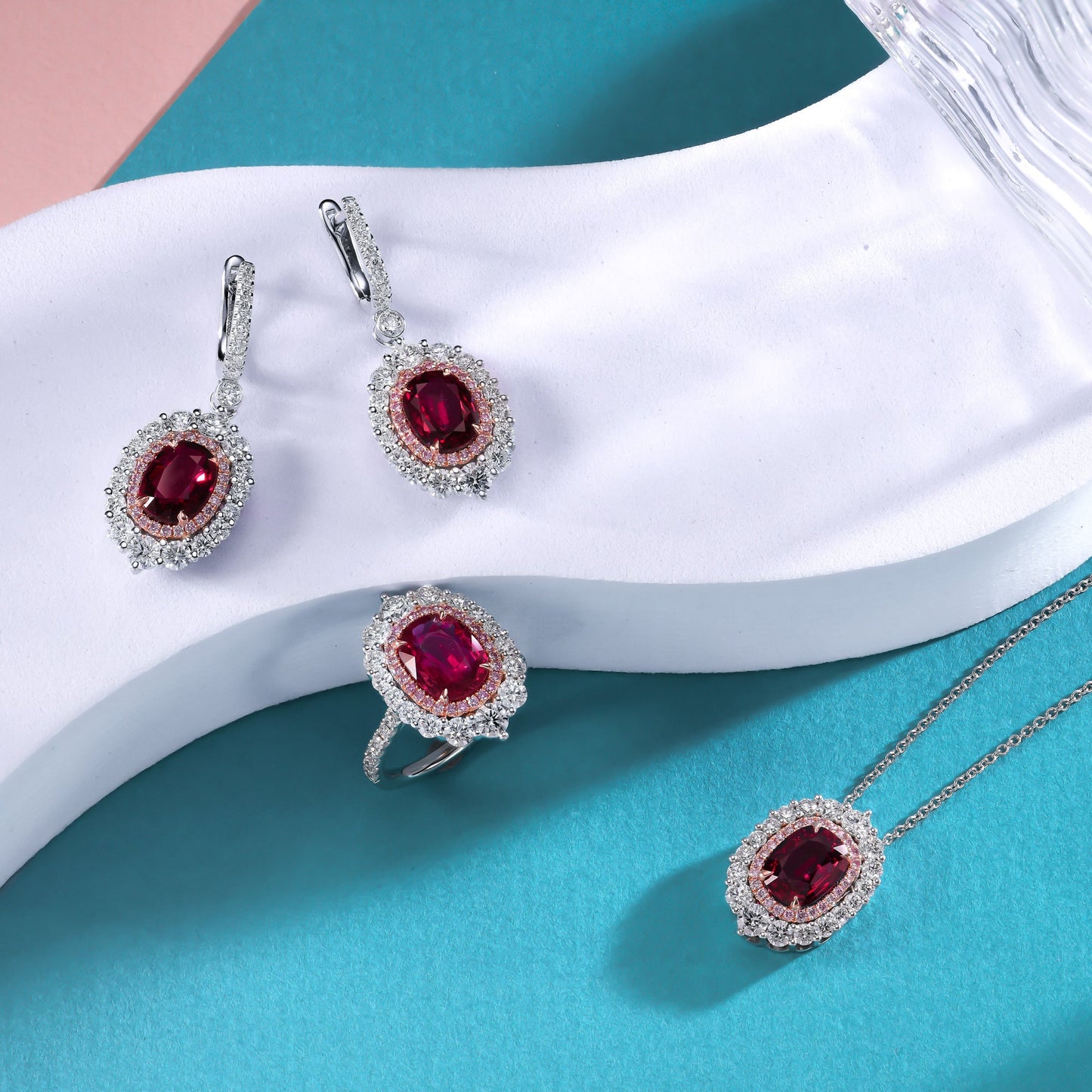 Ovaler Anhänger mit doppeltem Halo aus Taubenblutrubin und Diamanten