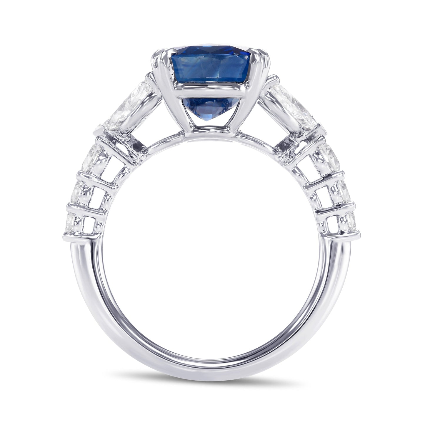 Ring mit ovalem, königsblauem Saphir und Diamanten als Seitenstein