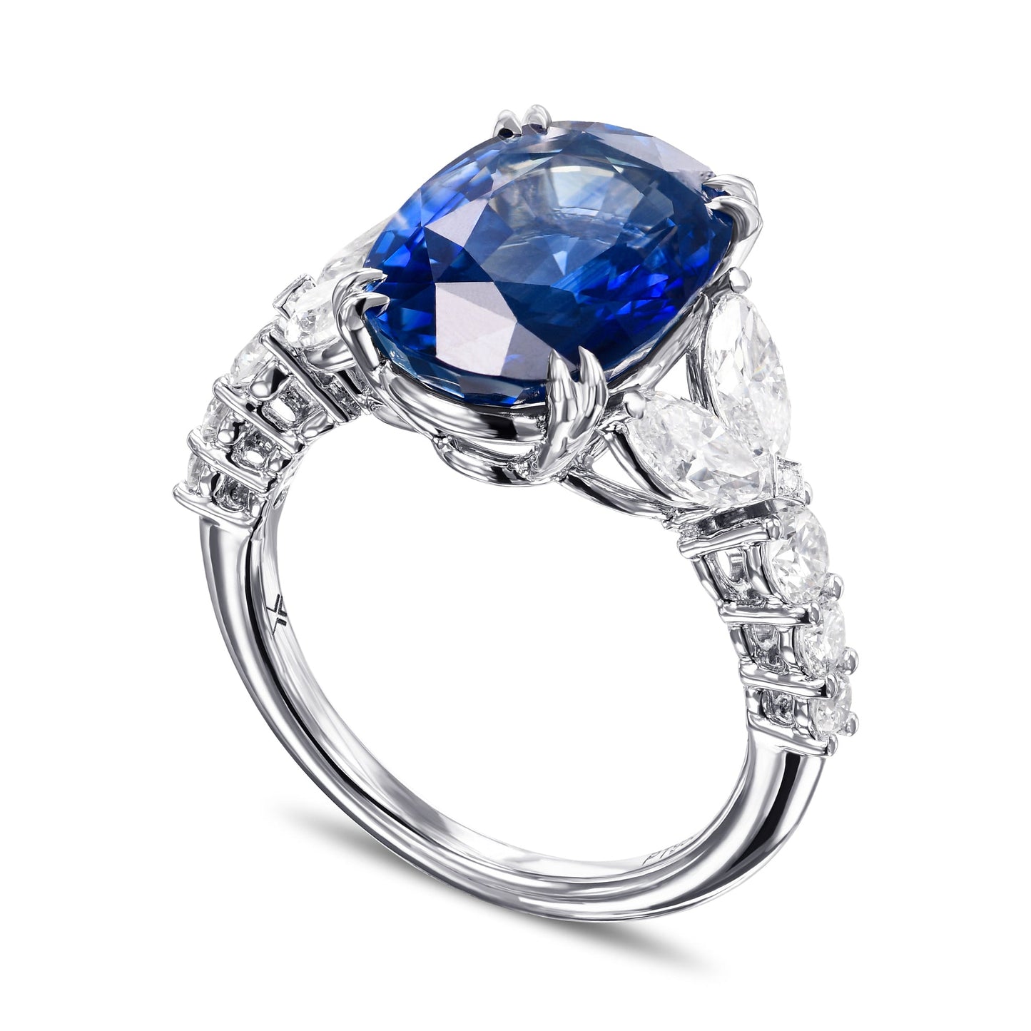 Ring mit ovalem, königsblauem Saphir und Diamanten als Seitenstein