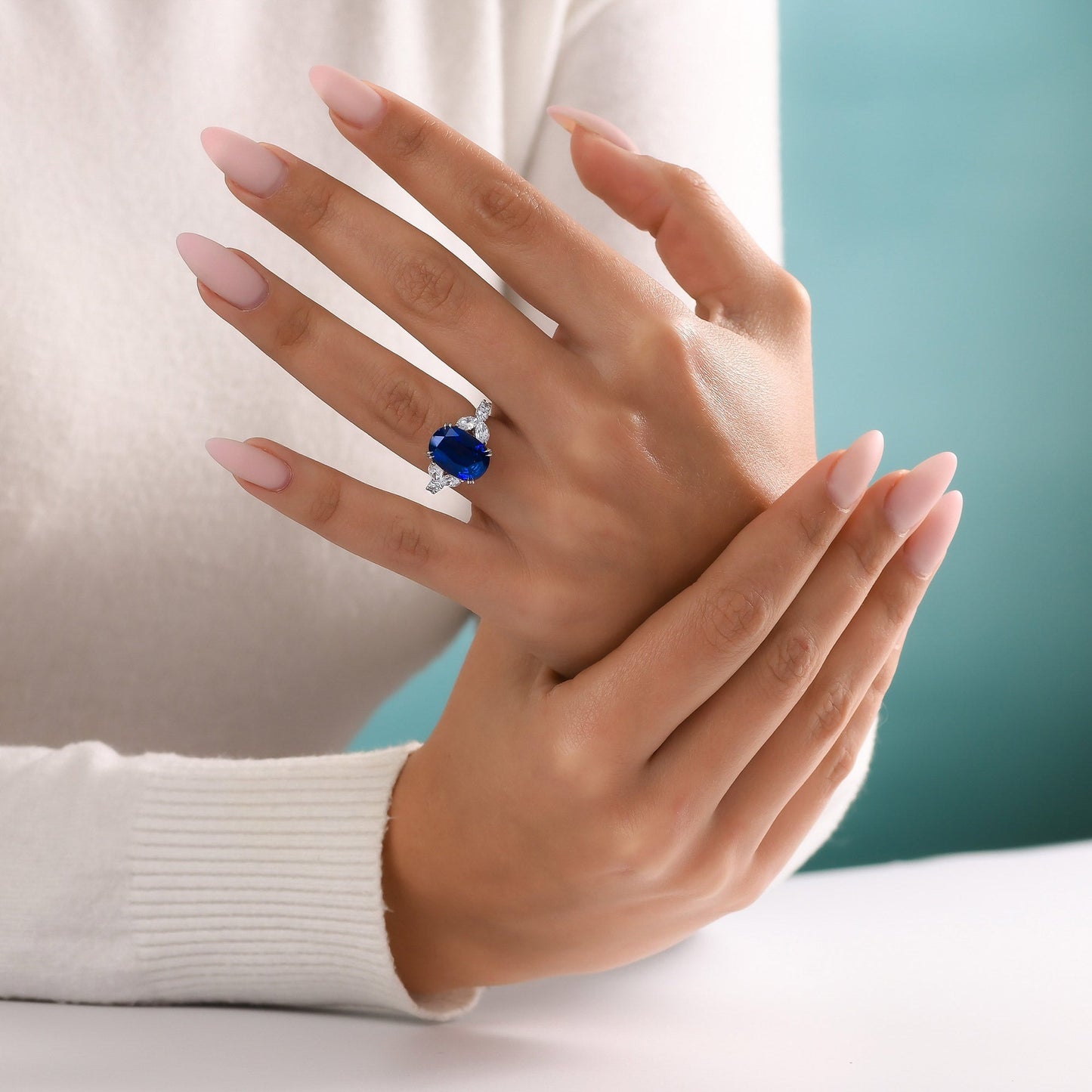 Ring mit ovalem, königsblauem Saphir und Diamanten als Seitenstein