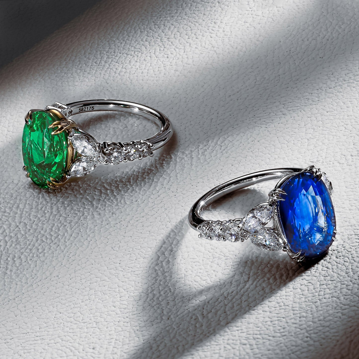 Ring mit ovalem, königsblauem Saphir und Diamanten als Seitenstein