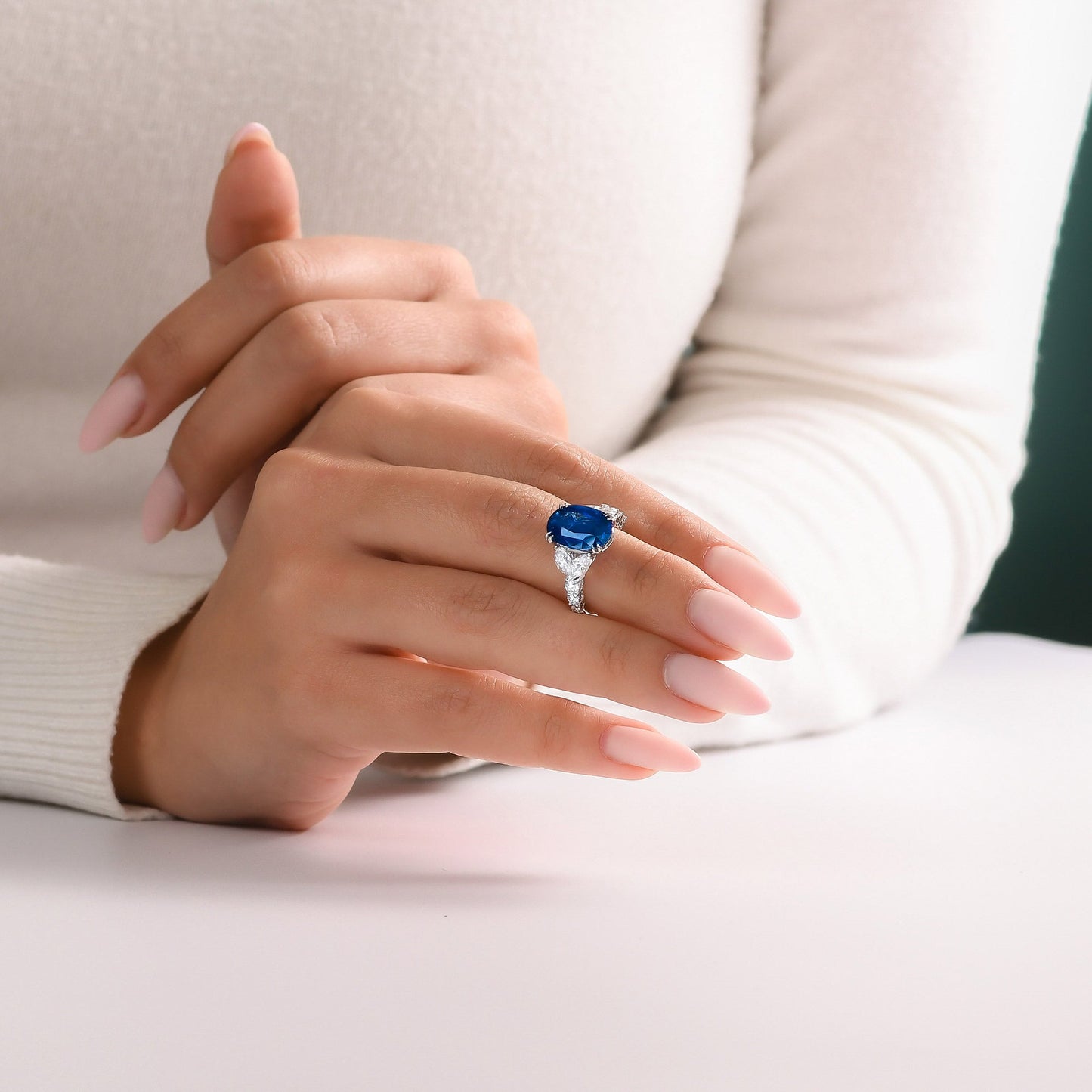 Ring mit ovalem, königsblauem Saphir und Diamanten als Seitenstein