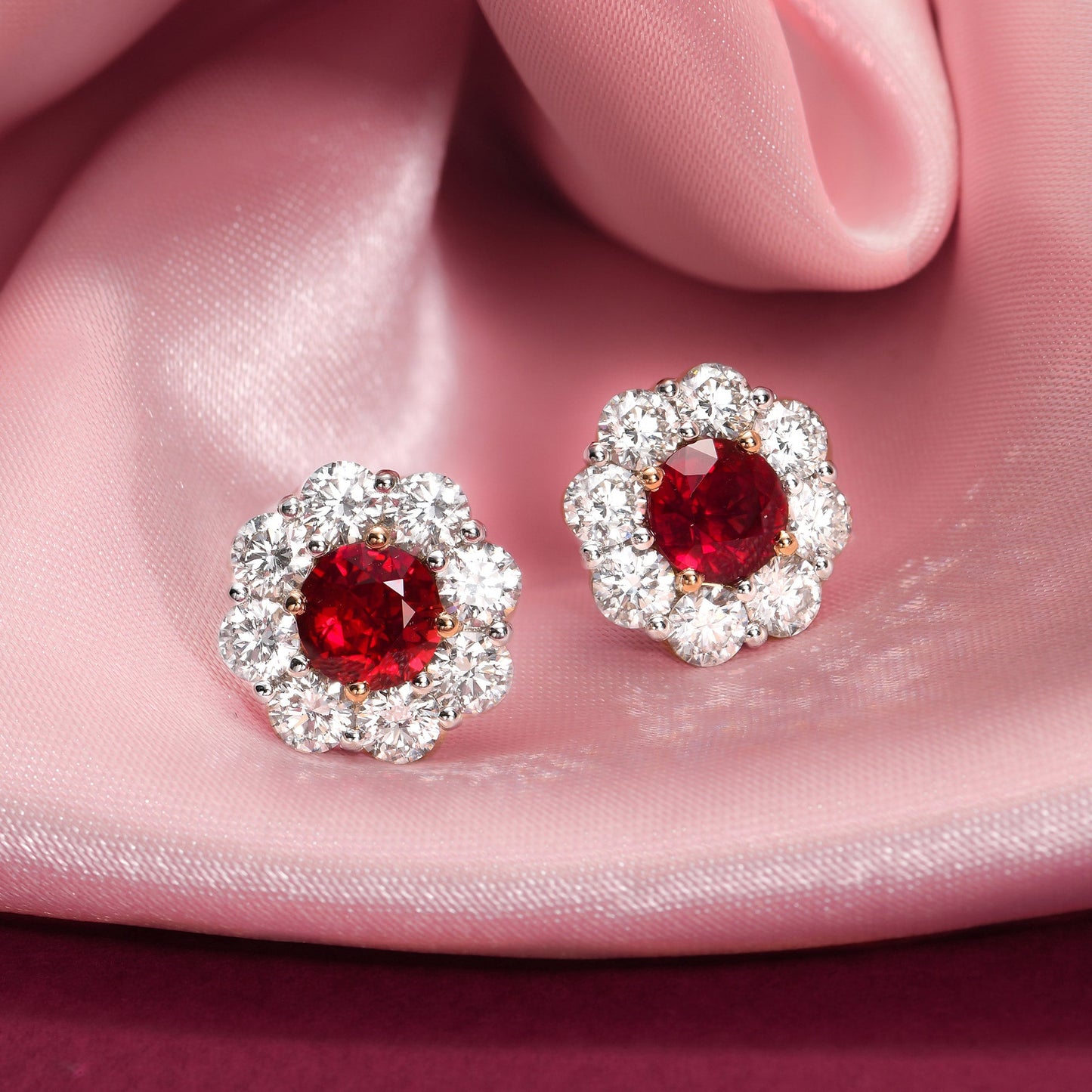 Ohrringe mit floralem Halo aus mosambikanischem Taubenblutrubin und Diamanten