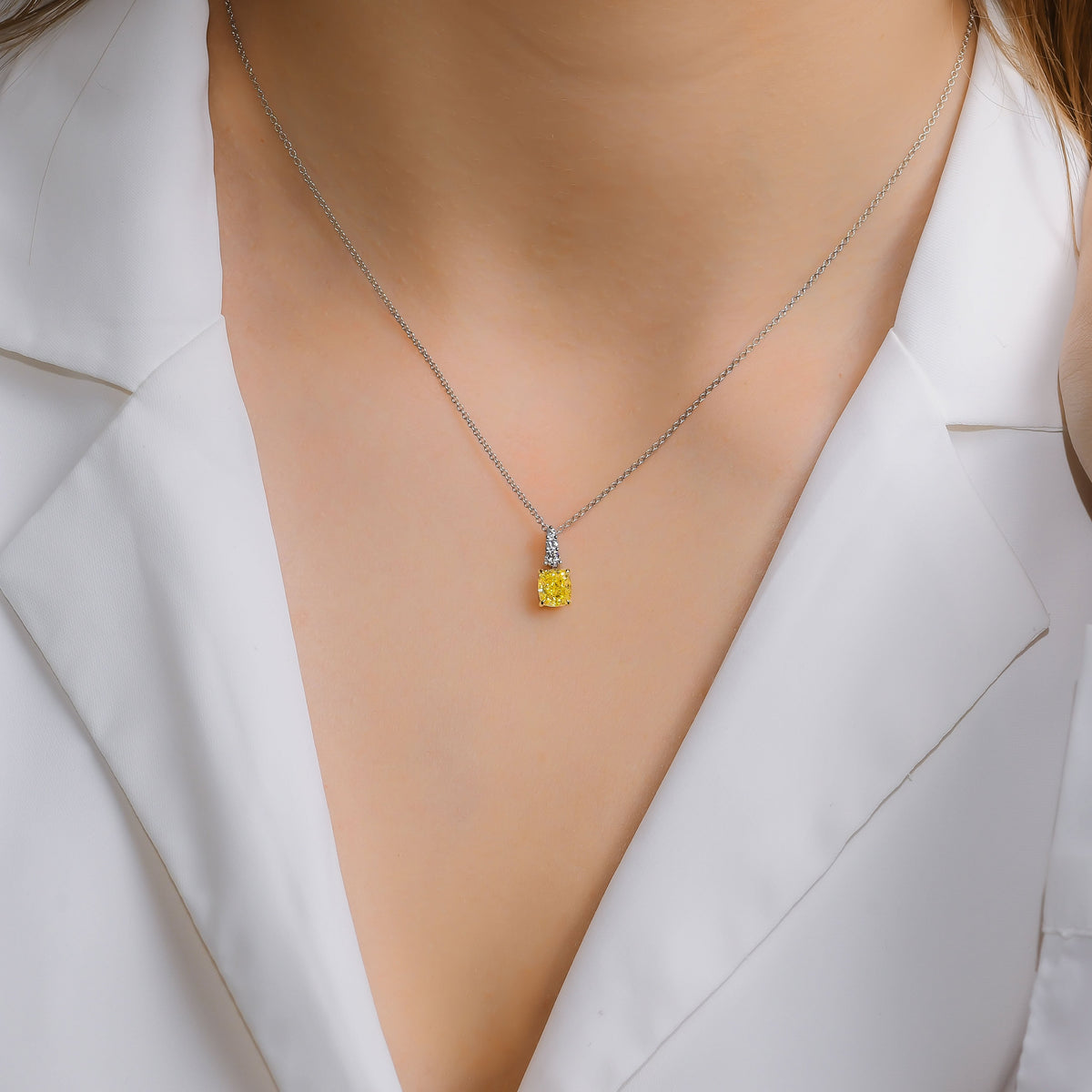 Tropfenförmiger Anhänger mit intensivem gelben und weißen Diamanten