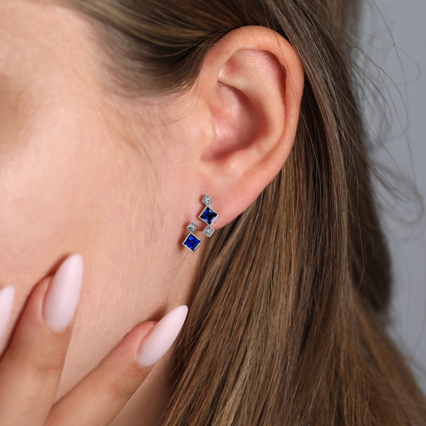 Prinzessinnen-Ohrringe mit blauem Saphir und Diamanten in Tropfenfassung
