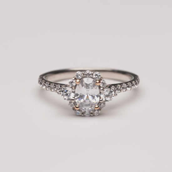 Verlobungsring Charlotte mit 0.70ct ovalem Diamanten & personalisierbarem Gold-Initial – verfügbar in München & Augsburg