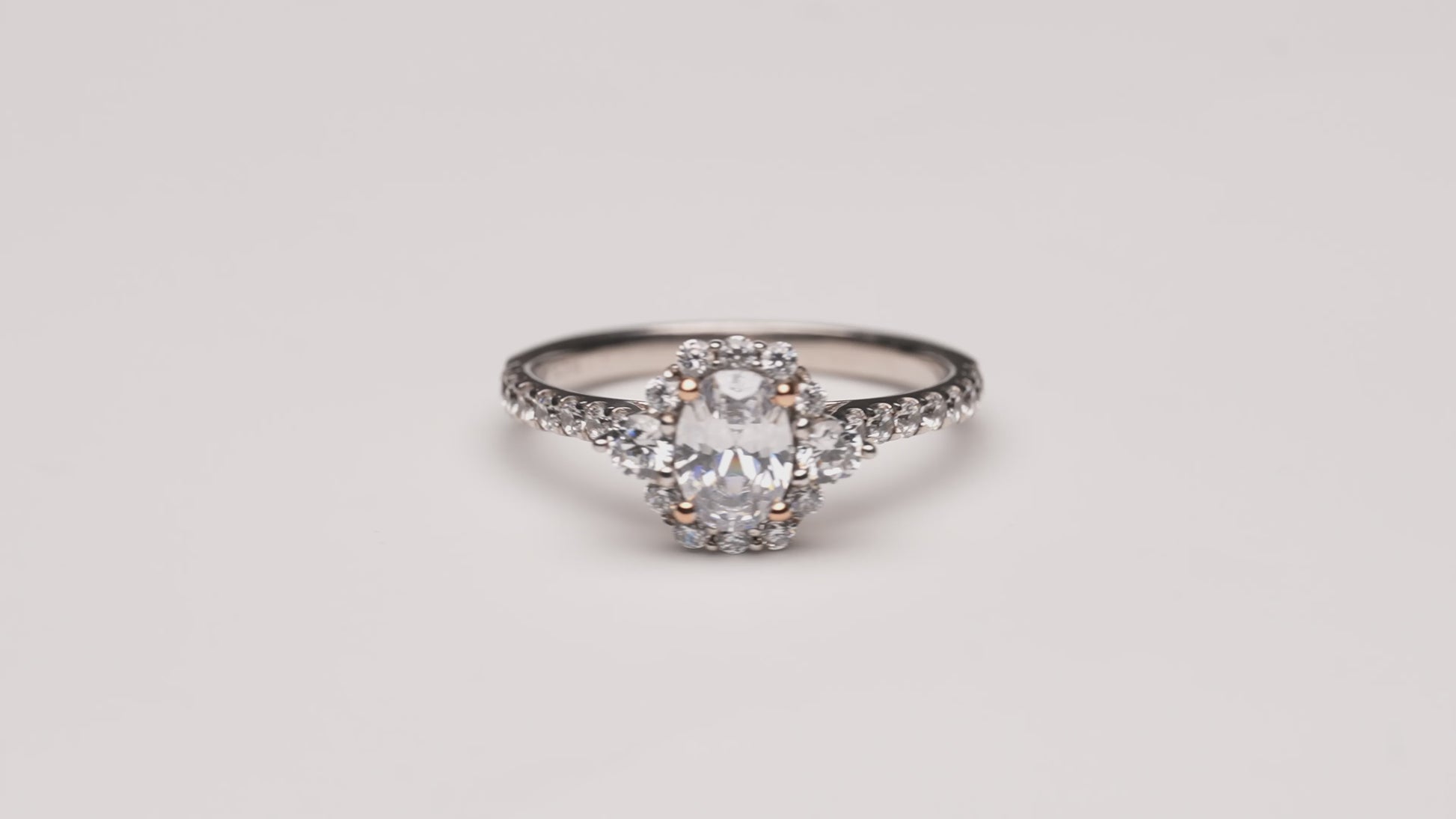 Verlobungsring Charlotte mit 0.70ct ovalem Diamanten & personalisierbarem Gold-Initial – verfügbar in München & Augsburg