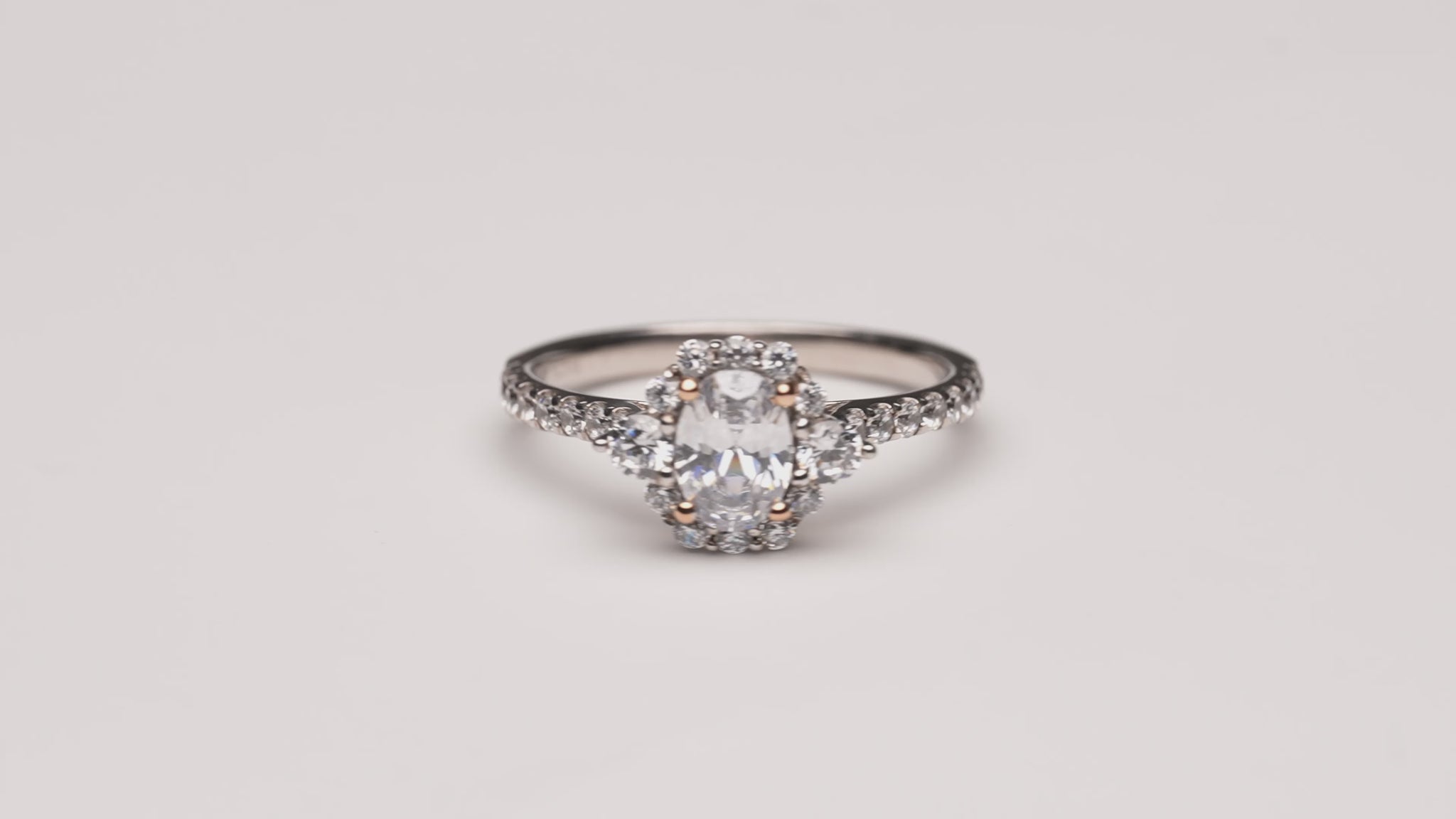 Verlobungsring Charlotte mit 0.70ct ovalem Diamanten & personalisierbarem Gold-Initial – verfügbar in München & Augsburg