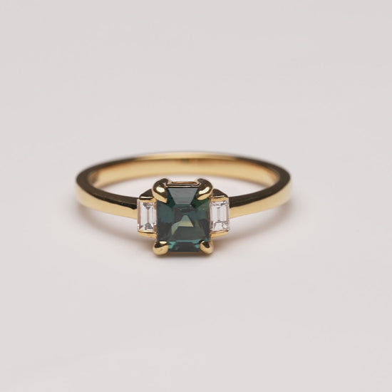 Verlobungsring Hannah mit 1ct Montana Saphir & Baguette-Diamanten – erhältlich in München & Augsburg