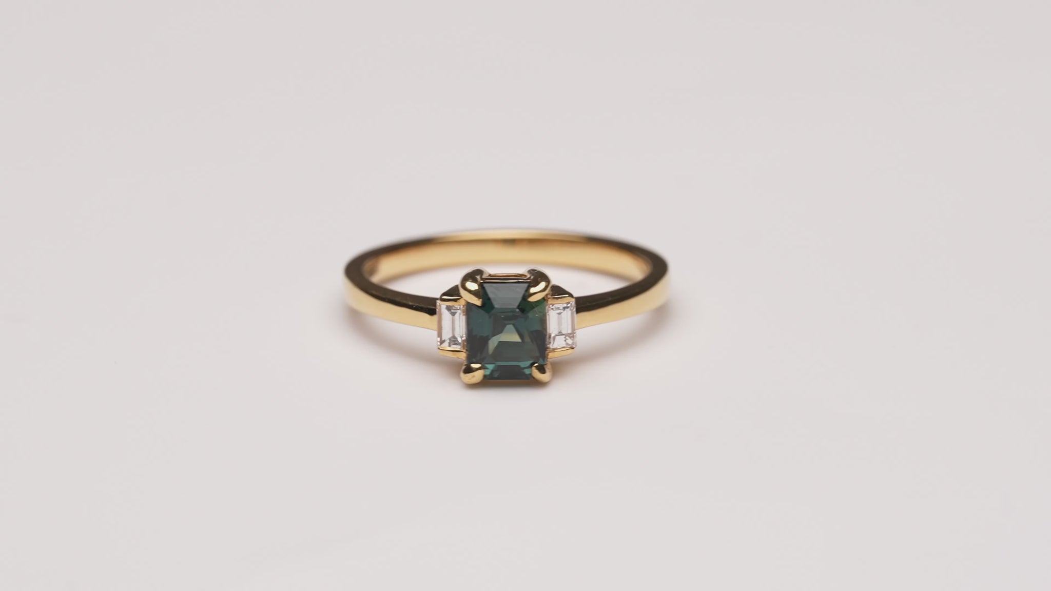 Verlobungsring Hannah mit 1ct Montana Saphir & Baguette-Diamanten – erhältlich in München & Augsburg