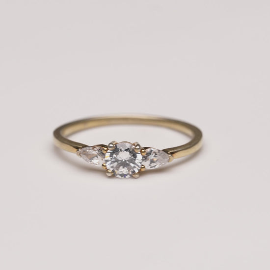 Verlobungsring Coralie mit 0.60ct Brillant & Pear-Diamant – modernes Duo für eure Liebe. Jetzt entdecken in München & Augsburg.