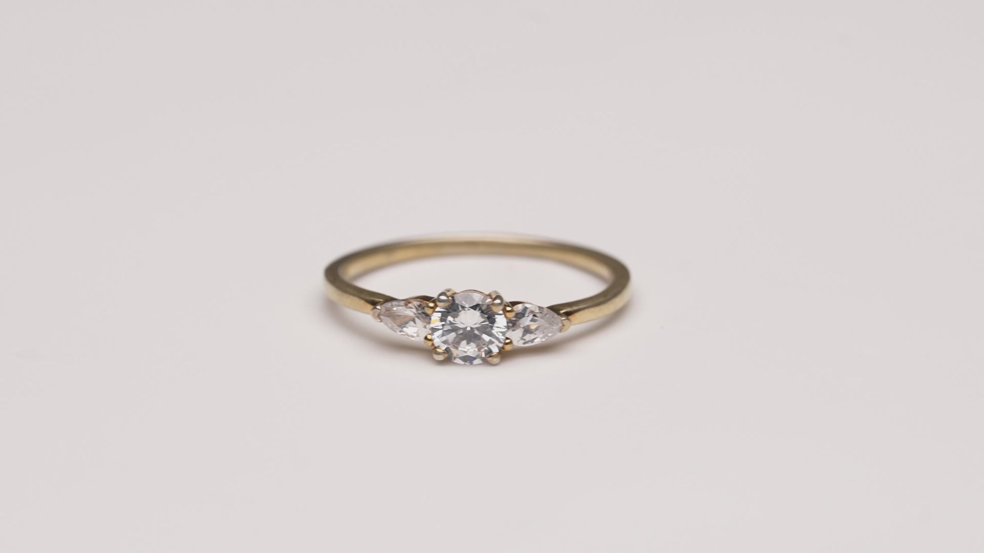 Verlobungsring Coralie mit 0.60ct Brillant & Pear-Diamant – modernes Duo für eure Liebe. Jetzt entdecken in München & Augsburg.