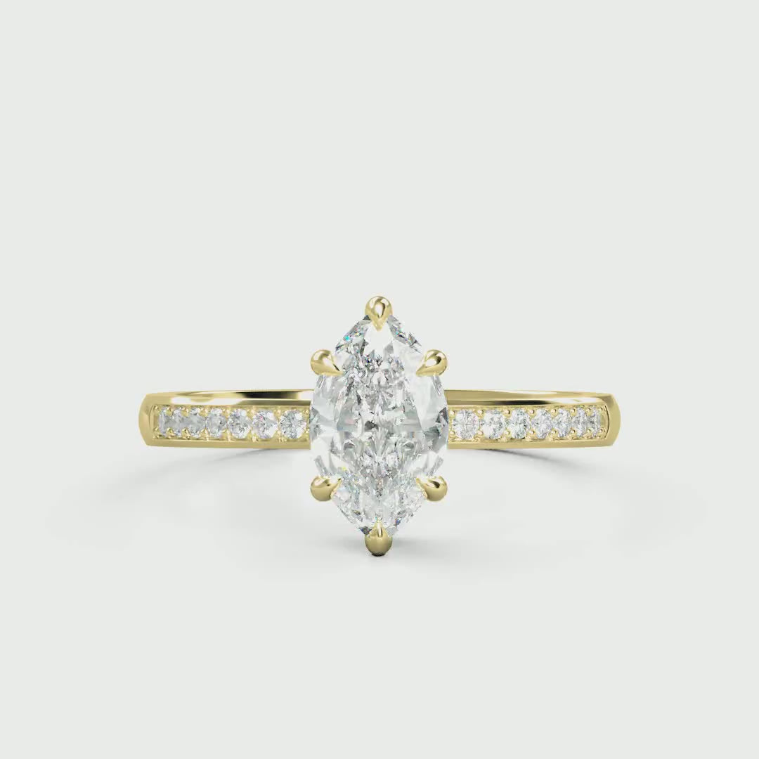 Verlobungsring Marisa mit 0.70ct Marquise-Diamant (G/SI) und 0.10ct Diamanten in Verschnittfassung – ein einzigartiges Design, erhältlich in München und Augsburg.

