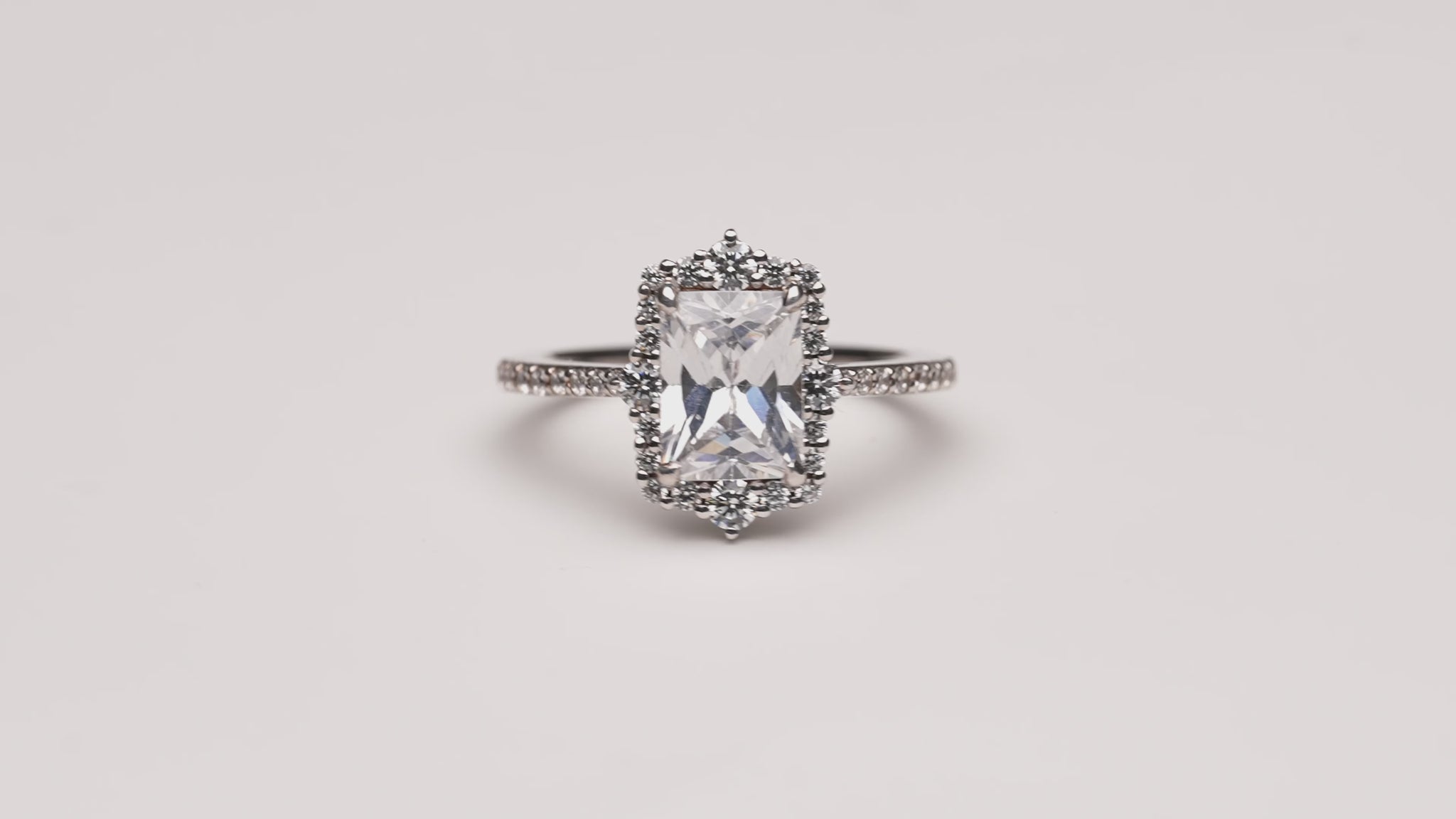 Verlobungsring Alina mit 1.75ct Radiant-Diamant & Pavé-Fassung – Art-Déco-Stil in München & Augsburg entdecken