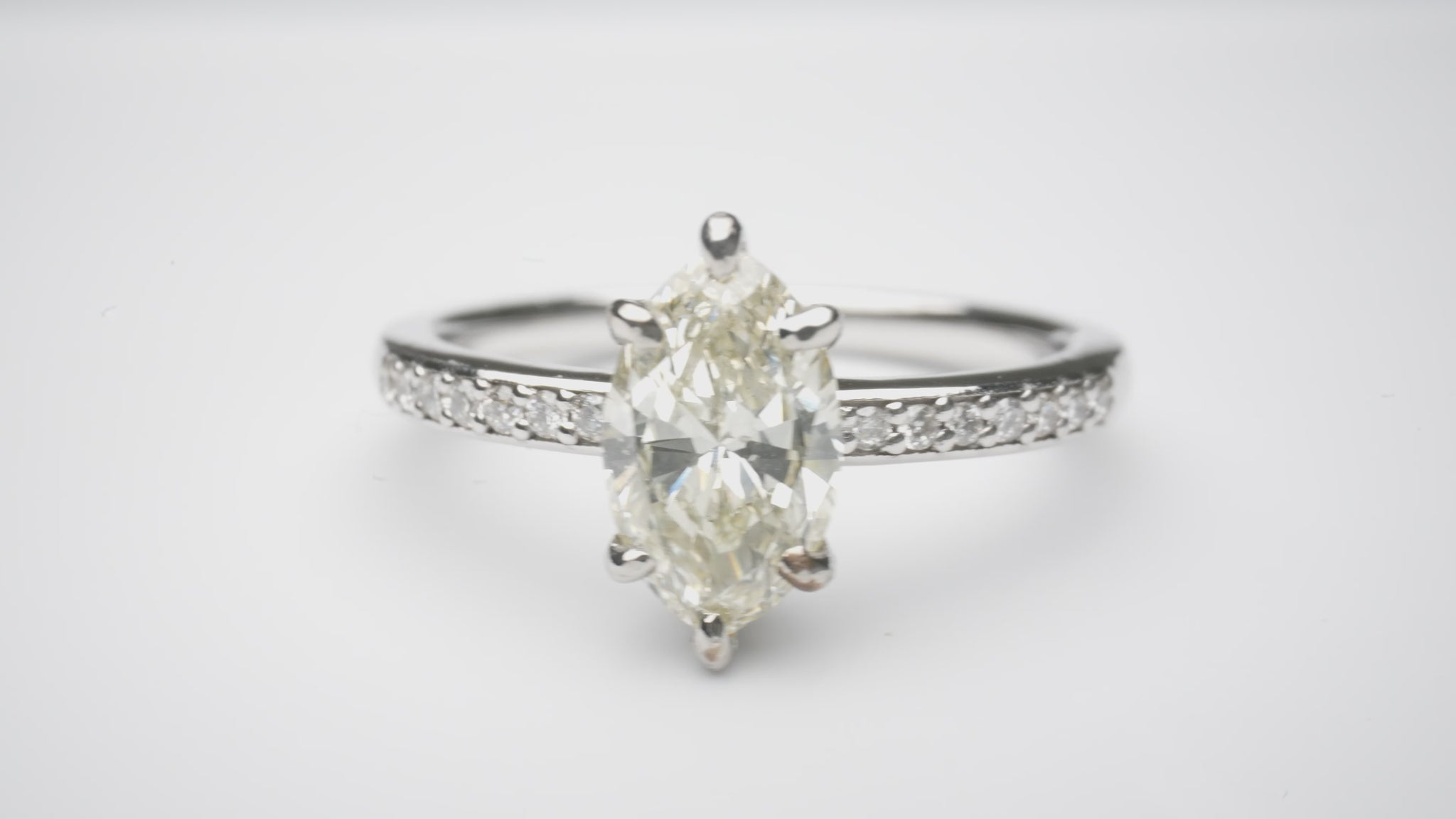 Eleganter Verlobungsring Selena mit 0.70 Karat Marquise-Diamant im Navette-Schliff, gefasst in edlem Weißgold – erhältlich in München und Augsbur