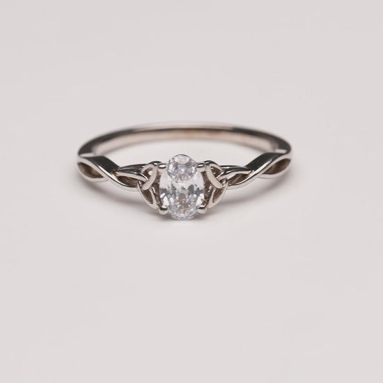 Verlobungsring Emilia mit 0.50ct ovalem Diamant & keltischer Ringschiene – erhältlich in München & Augsburg
