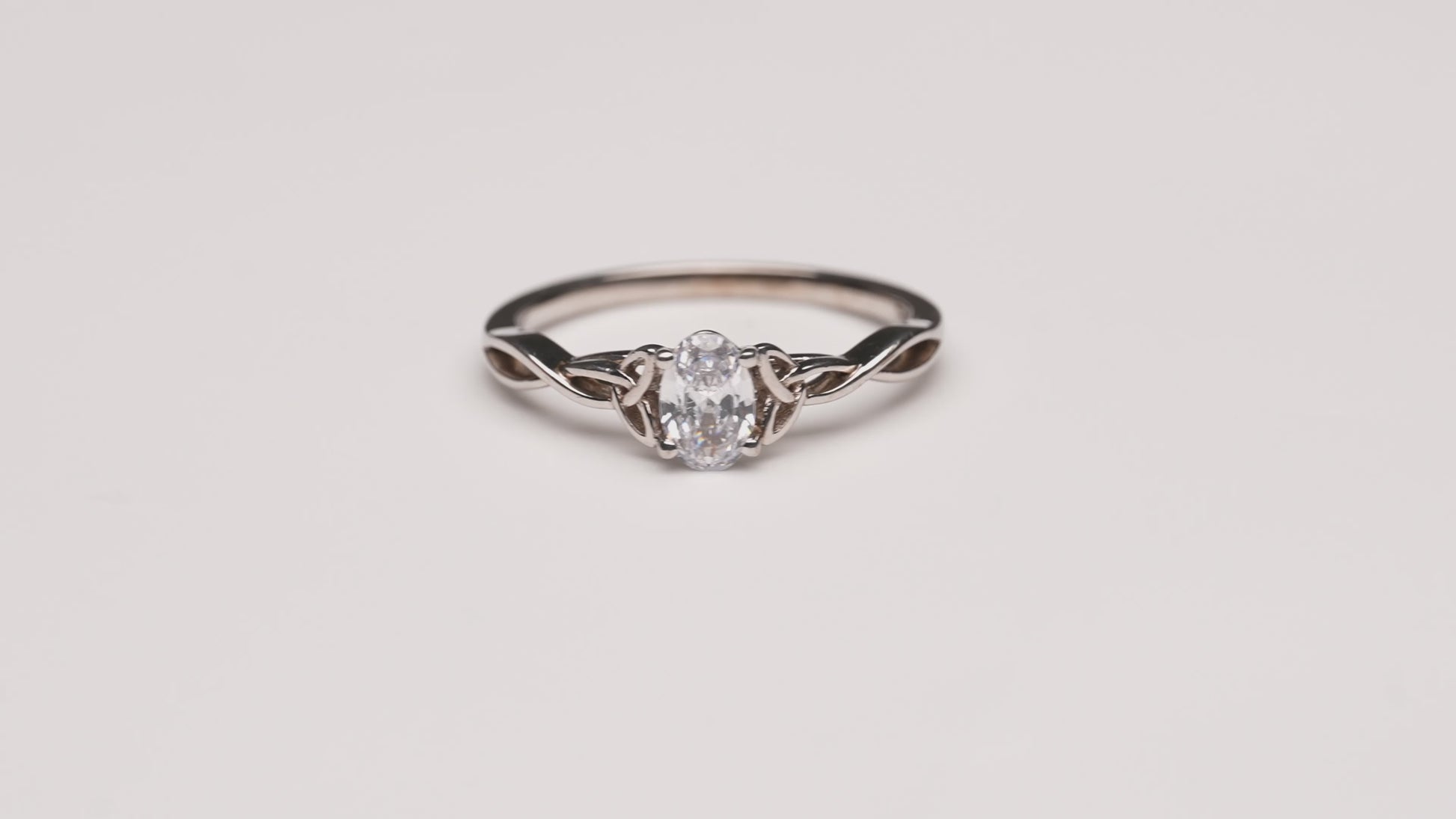 Verlobungsring Emilia mit 0.50ct ovalem Diamant & keltischer Ringschiene – erhältlich in München & Augsburg