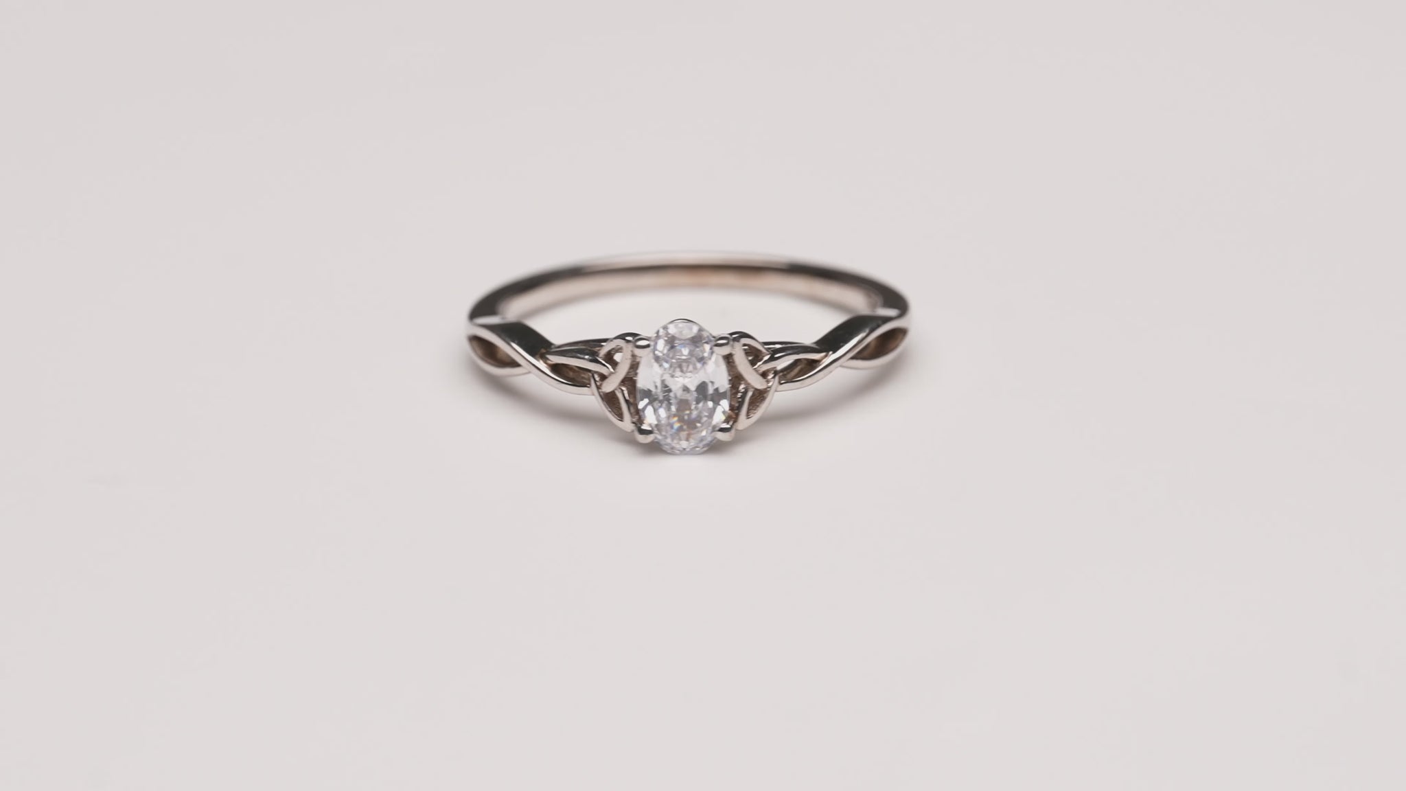 Verlobungsring Emilia mit 0.50ct ovalem Diamant & keltischer Ringschiene – erhältlich in München & Augsburg