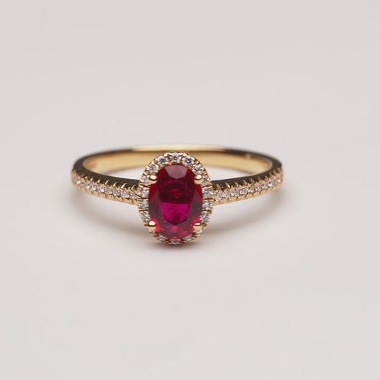 Verlobungsring Scarlett mit Rubin 0.70ct und 0.19ct Brillanten – ein Symbol für große Liebe. Jetzt entdecken in München & Augsburg.